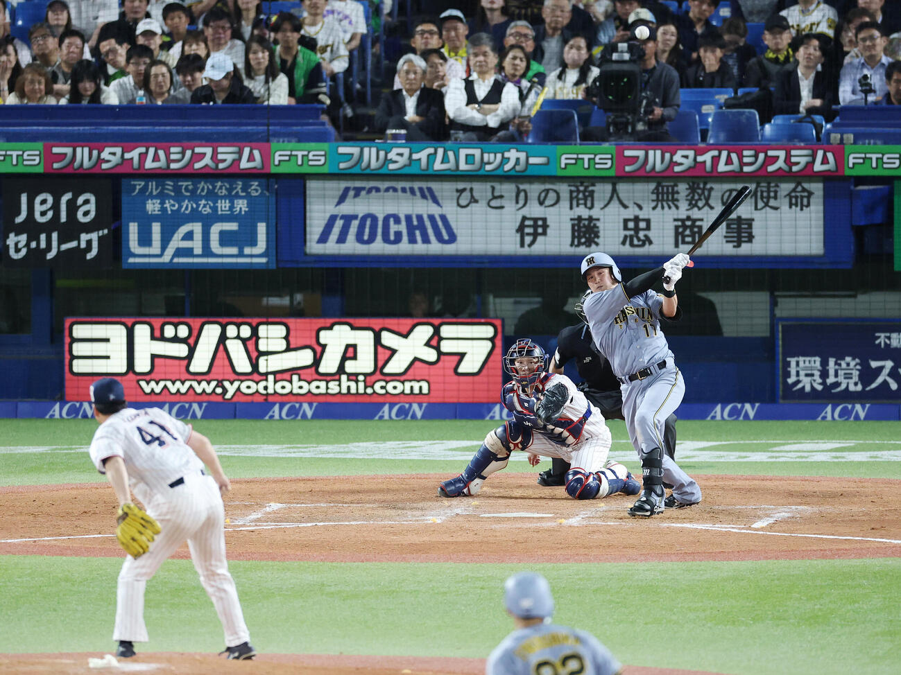 ヤクルト対阪神　9回表阪神無死二塁、適時二塁打を放つ伏見寅威。投手拓也（撮影・宮地輝）