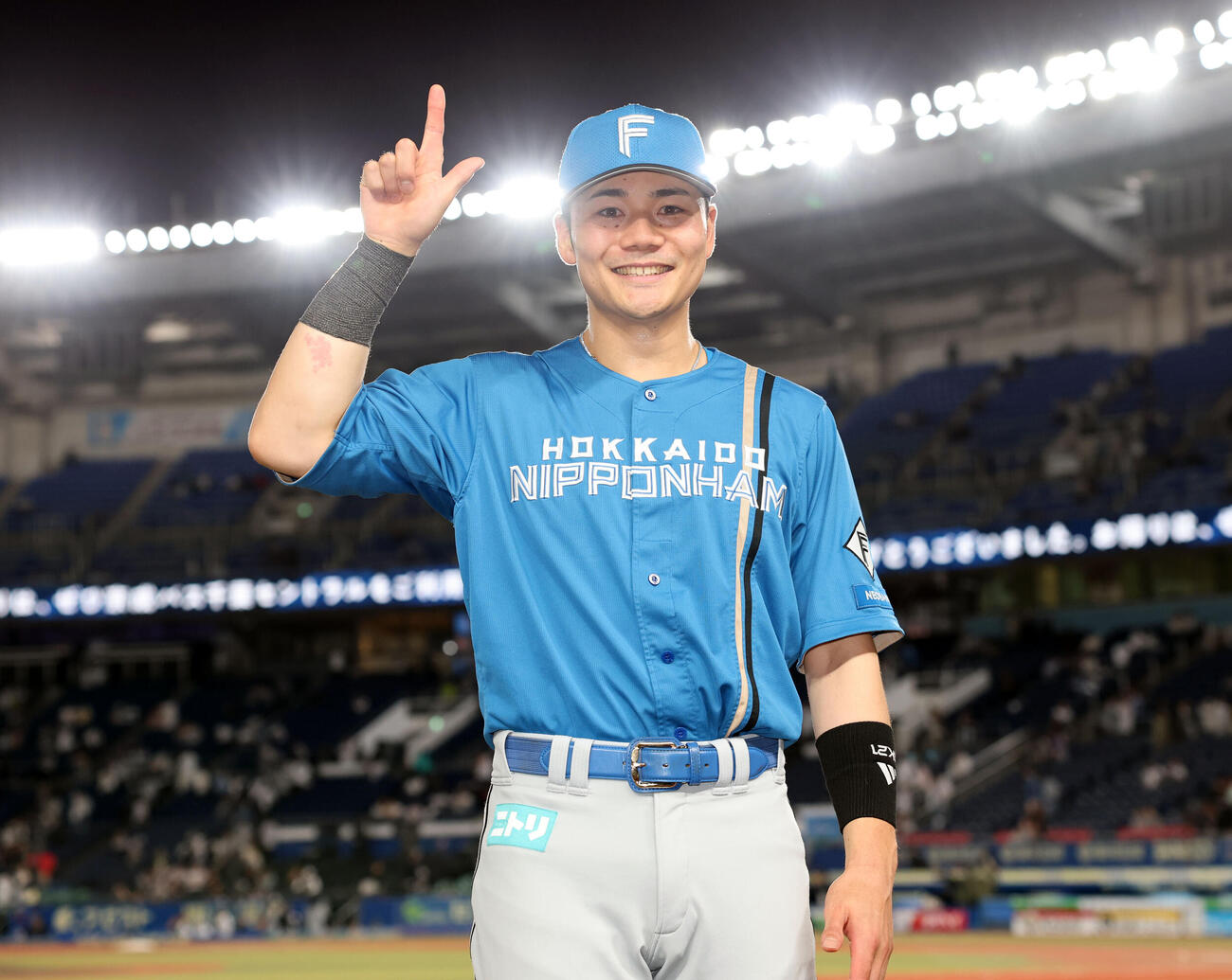 ロッテ対日本ハム　ヒーローインタビューで笑顔でポーズをとる日本ハム清宮幸太郎（撮影・浅見桂子）
