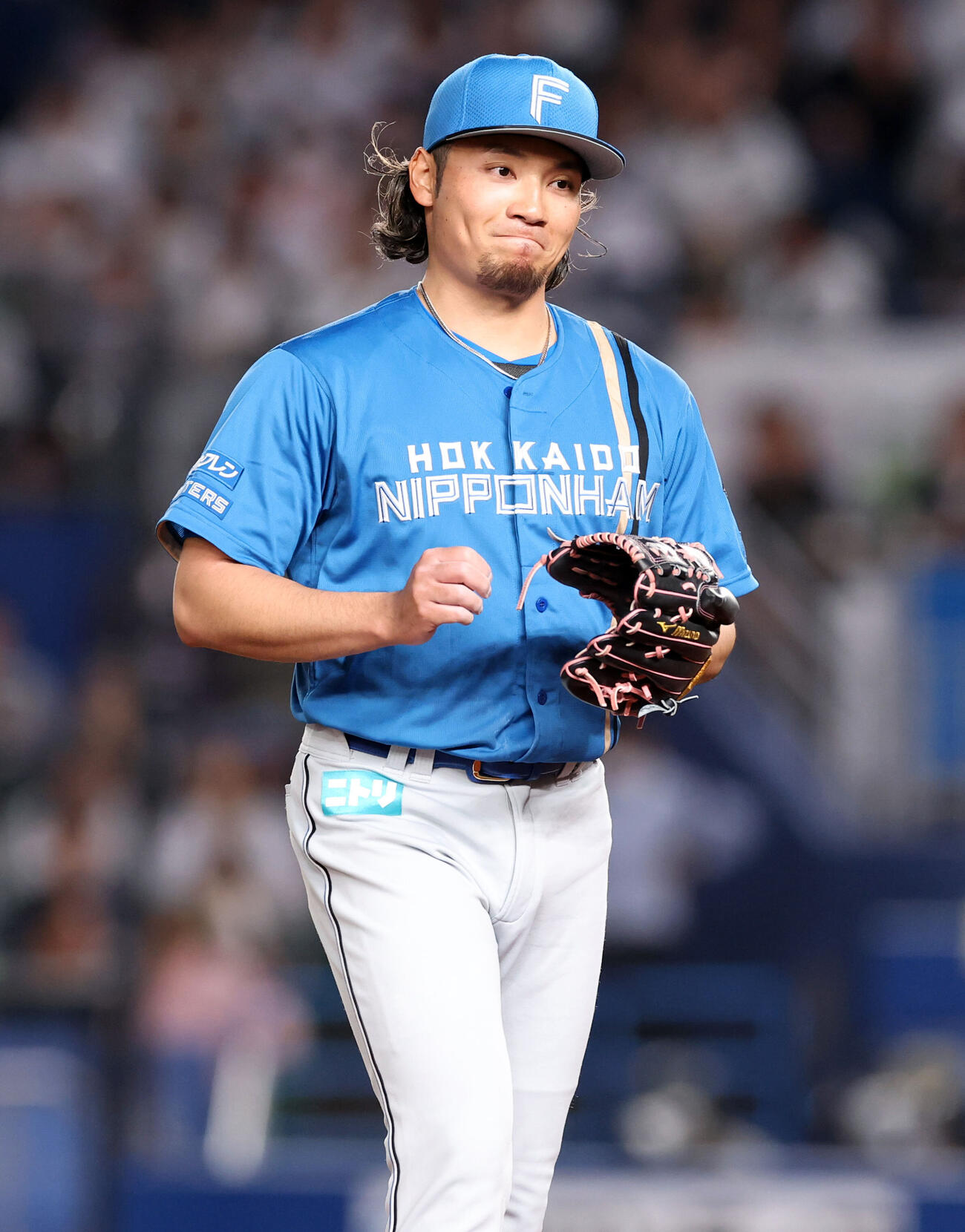 ロッテ対日本ハム　3回裏ロッテの攻撃を抑え、笑みを浮かべてベンチに戻る伊藤大海　（撮影・浅見桂子）