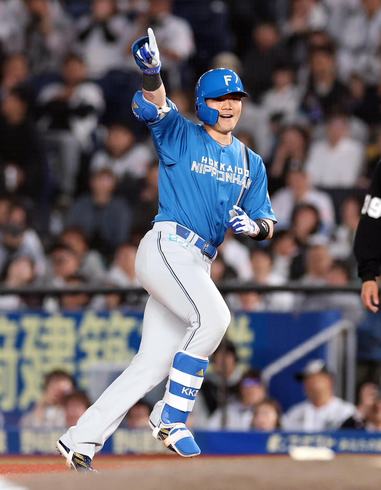 ロッテ対日本ハム　8回表日本ハム2死一、三塁、清宮幸太郎は適時打を放ち笑顔でポーズ　（撮影・浅見桂子）