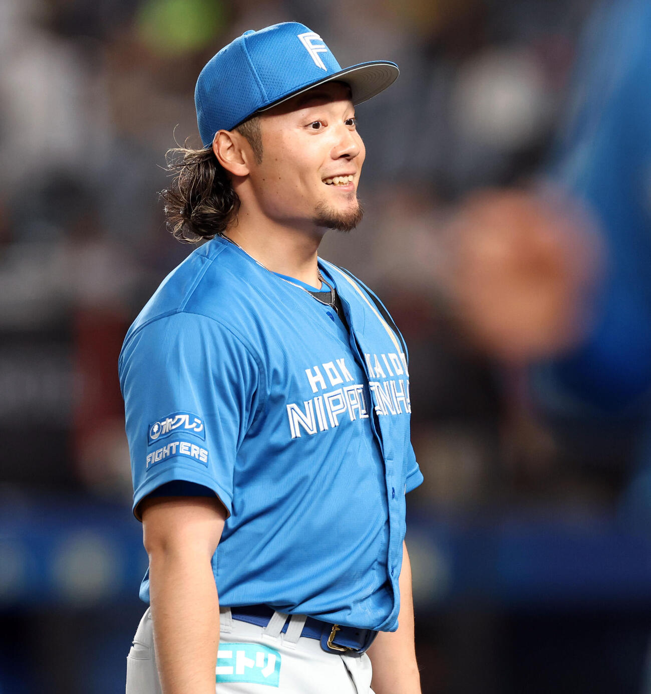 ロッテ対日本ハム　3回裏ロッテの攻撃を抑え、笑みを浮かべてベンチに戻る伊藤大海　（撮影・浅見桂子）