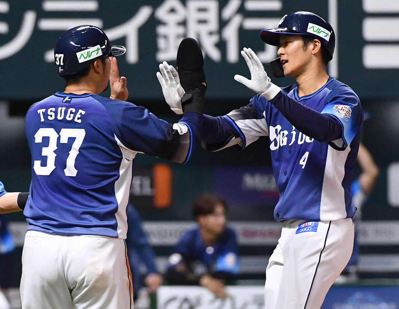 ソフトバンク対西武　5回表西武無死一塁、先制の右越え2点本塁打を放ち、柘植世那（左）とタッチを交わす石井一成（撮影・岩下翔太）