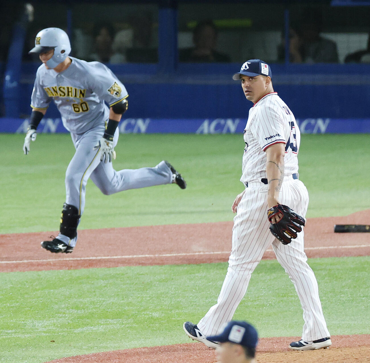 ヤクルト対阪神　9回表阪神1死一塁、代打小野寺暖を二塁併殺打に仕留める投手ホセ・オスナ（撮影・宮地輝）