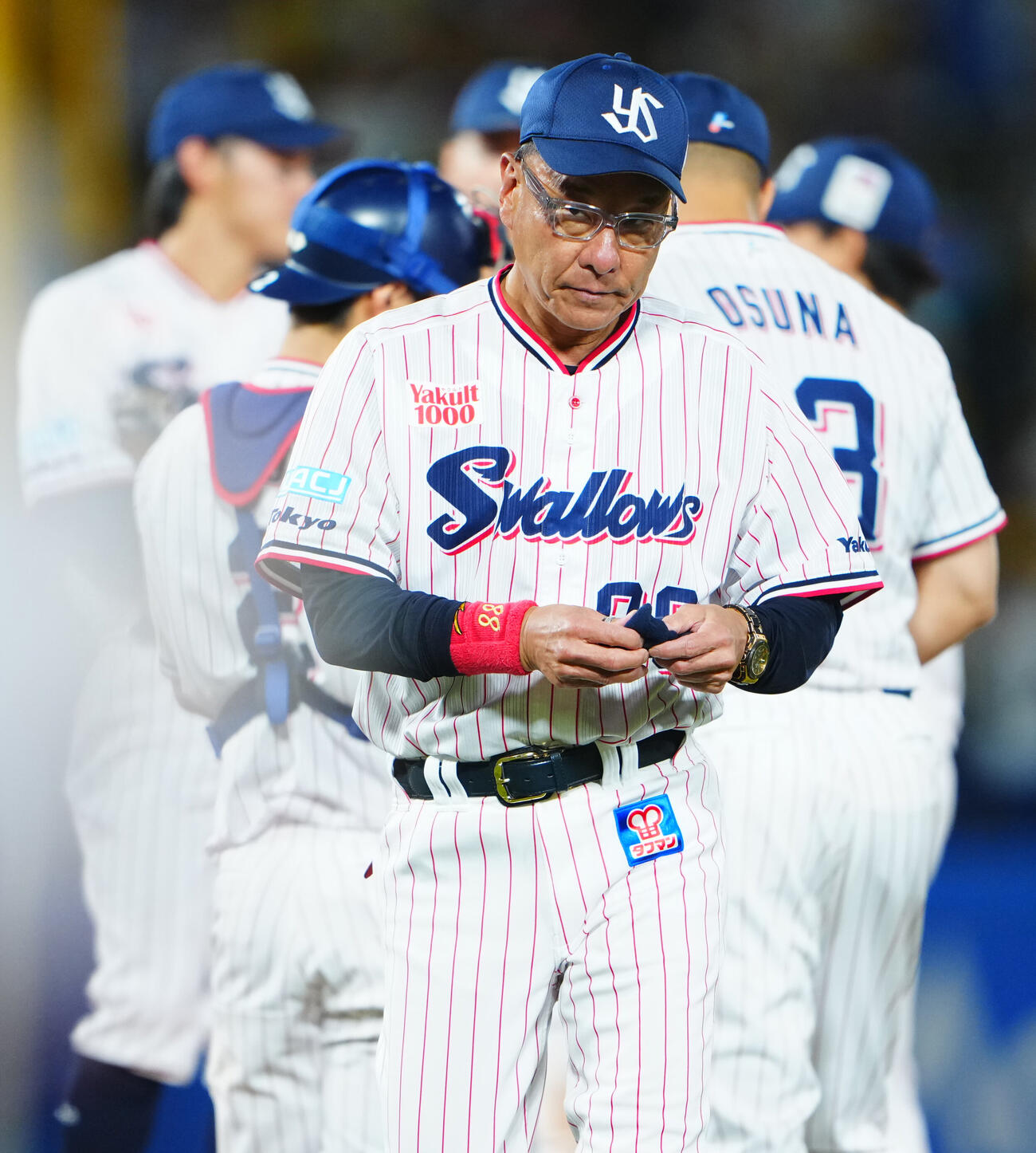 ヤクルト対阪神　9回表阪神1死、ホセ・オスナ（右）にマウンドを託し引き揚げる池山隆寛監督（撮影・垰建太）