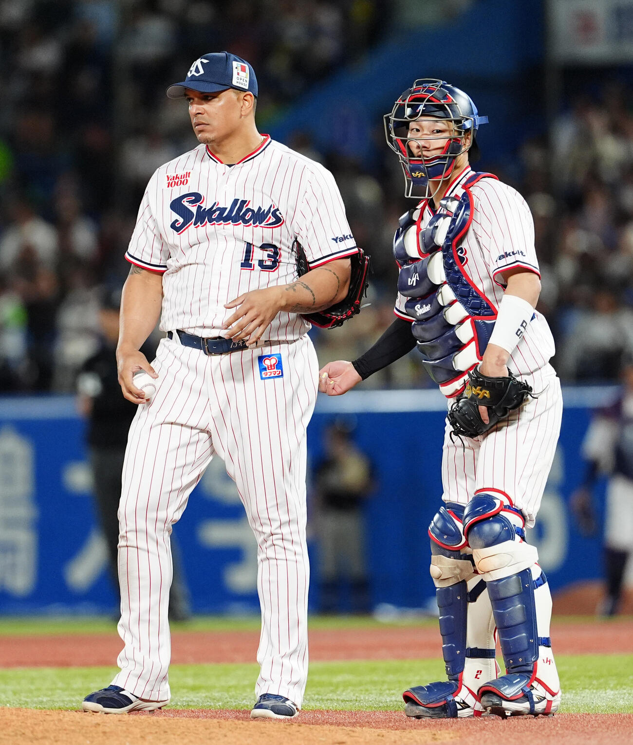 ヤクルト対阪神　9回、マウンドに上がるヤクルトのホセ・オスナ、右は捕手古賀優大（撮影・清水貴仁）