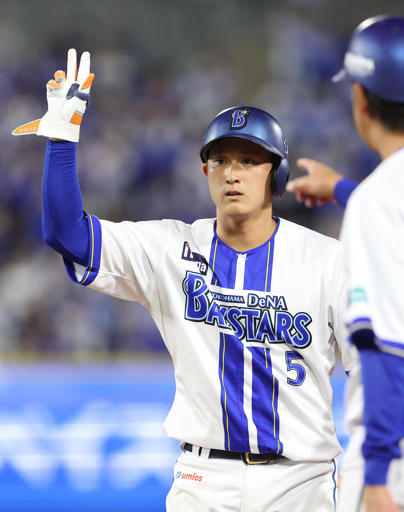 DeNA対中日　4回裏DeNA無死、中前打を放ちポーズをとる松尾汐恩（撮影・河田真司）
