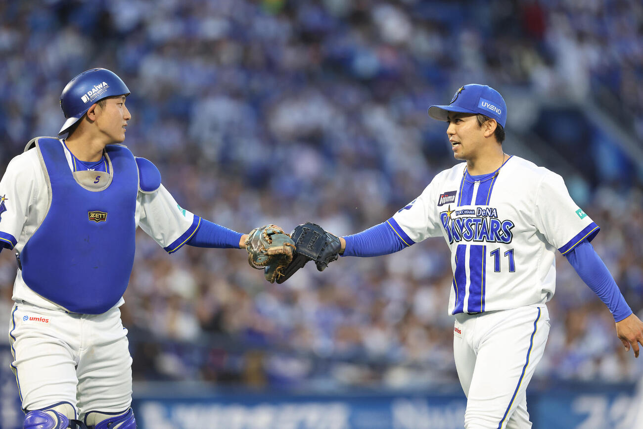 DeNA対中日　2回表を抑える松尾汐恩（左）と東克樹（撮影・河田真司）