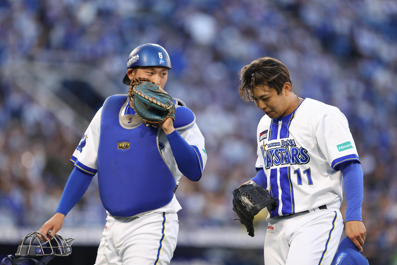 DeNA対中日　1回表を抑える松尾汐恩（左）と東克樹（撮影・河田真司）