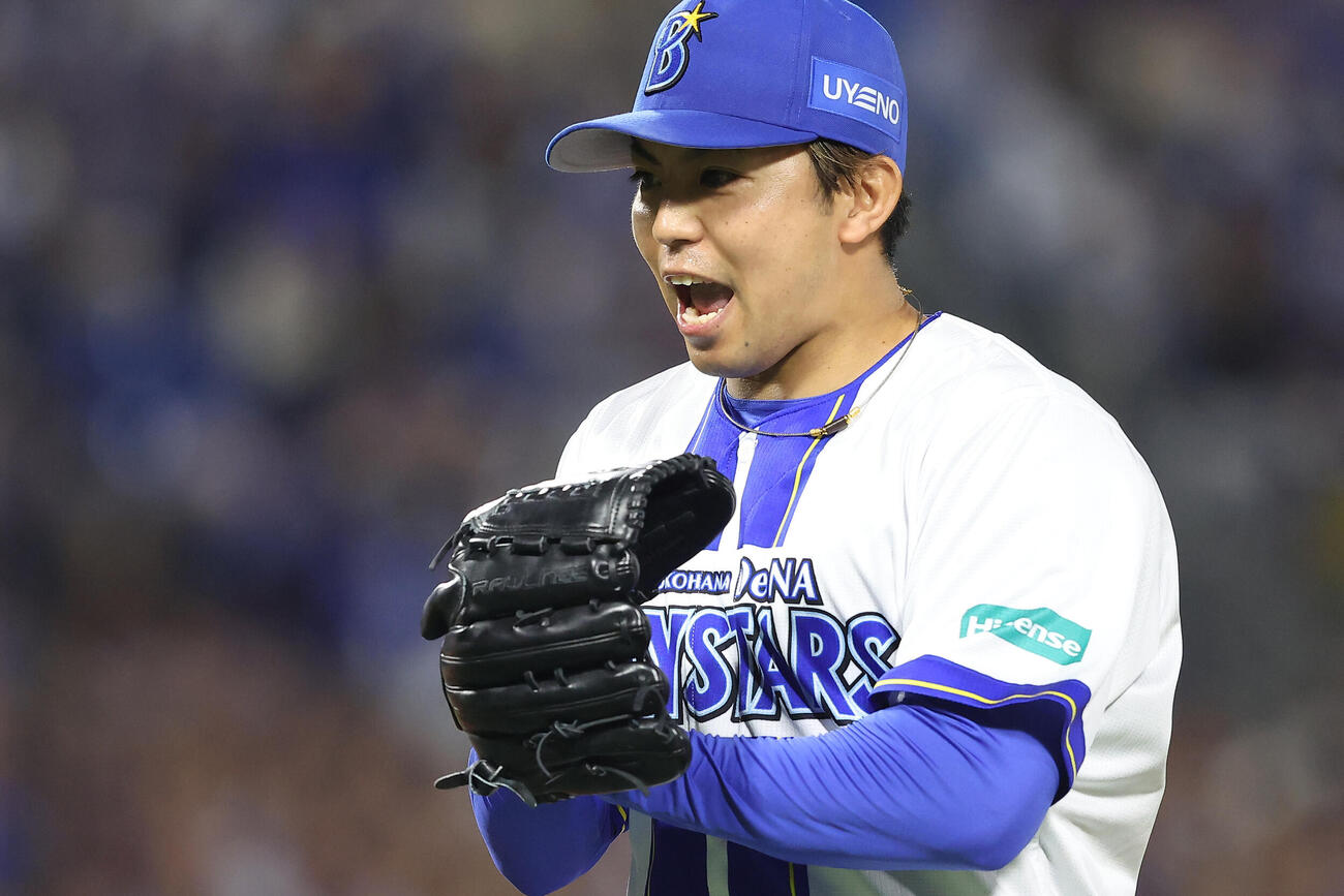 DeNA対中日　5回表を抑えグラブをたたく東克樹（撮影・河田真司）
