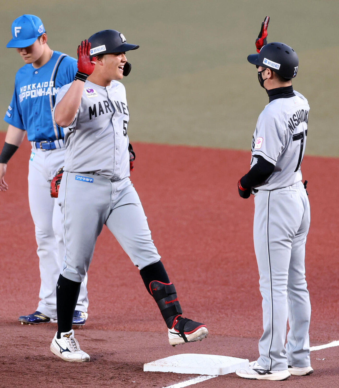 ロッテ対日本ハム　2回裏ロッテ2死、左前打を放ちハイタッチする山口航輝　　（撮影・浅見桂子）