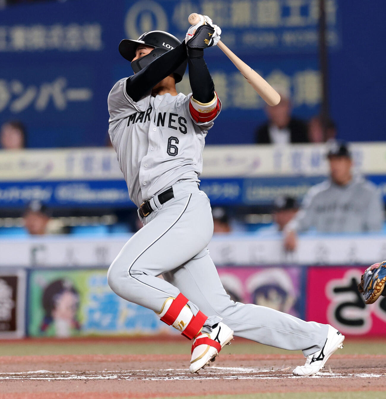 ロッテ対日本ハム　6回裏ロッテ2死、西川史礁は二塁打を放つ　（撮影・浅見桂子）