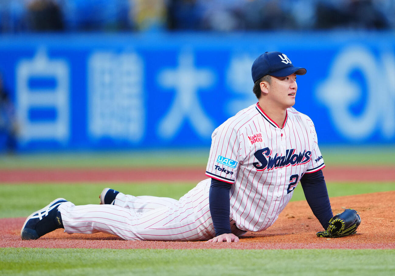 ヤクルト対阪神　1回表阪神1死、佐藤輝明の打球が直撃し倒れ込む吉村貢司郎（撮影・垰建太）