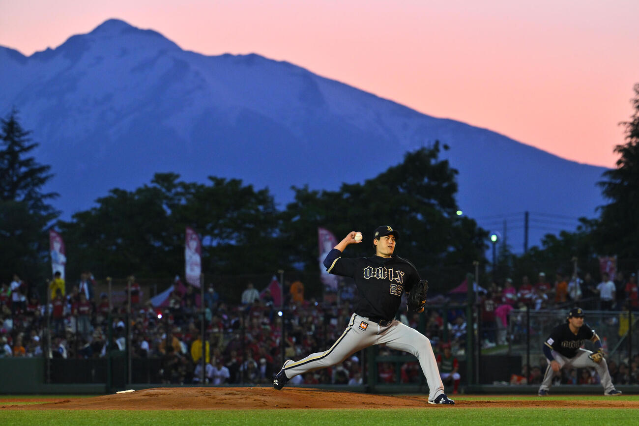 楽天対オリックス　岩木山を背に力投するオリックス先発の九里亜蓮（撮影・滝沢徹郎）　