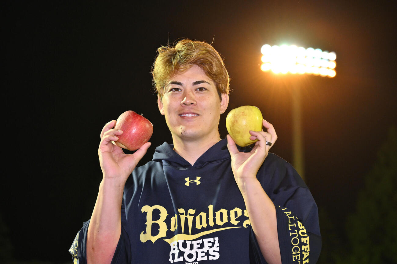 楽天対オリックス　試合後、勝利投手のオリックス九里亜蓮はりんごを手に記念撮影する（撮影・滝沢徹郎）