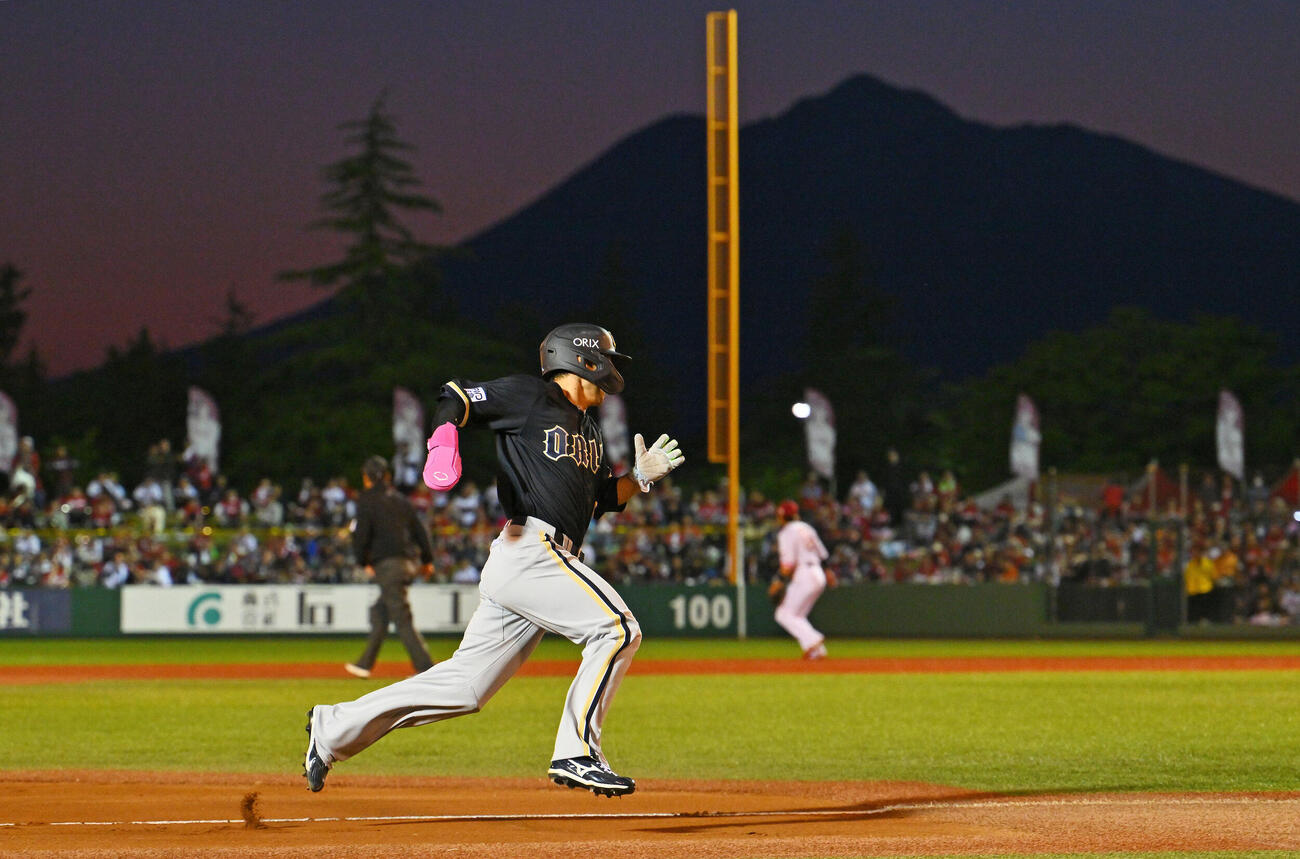 楽天対オリックス　4回表オリックス2死二塁、太田椋の適時打で三塁を回り生還する西川龍馬（撮影・滝沢徹郎）　