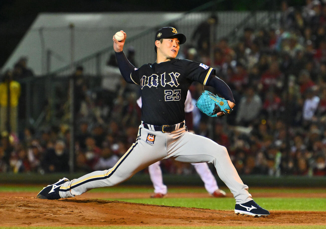 楽天対オリックス　7回裏途中からオリックス2番手で登板する吉田輝星（撮影・滝沢徹郎）　