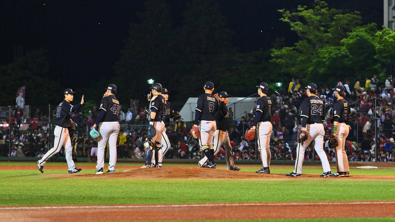 楽天対オリックス　試合に勝利しタッチを交わすオリックスの選手たち（撮影・滝沢徹郎）　