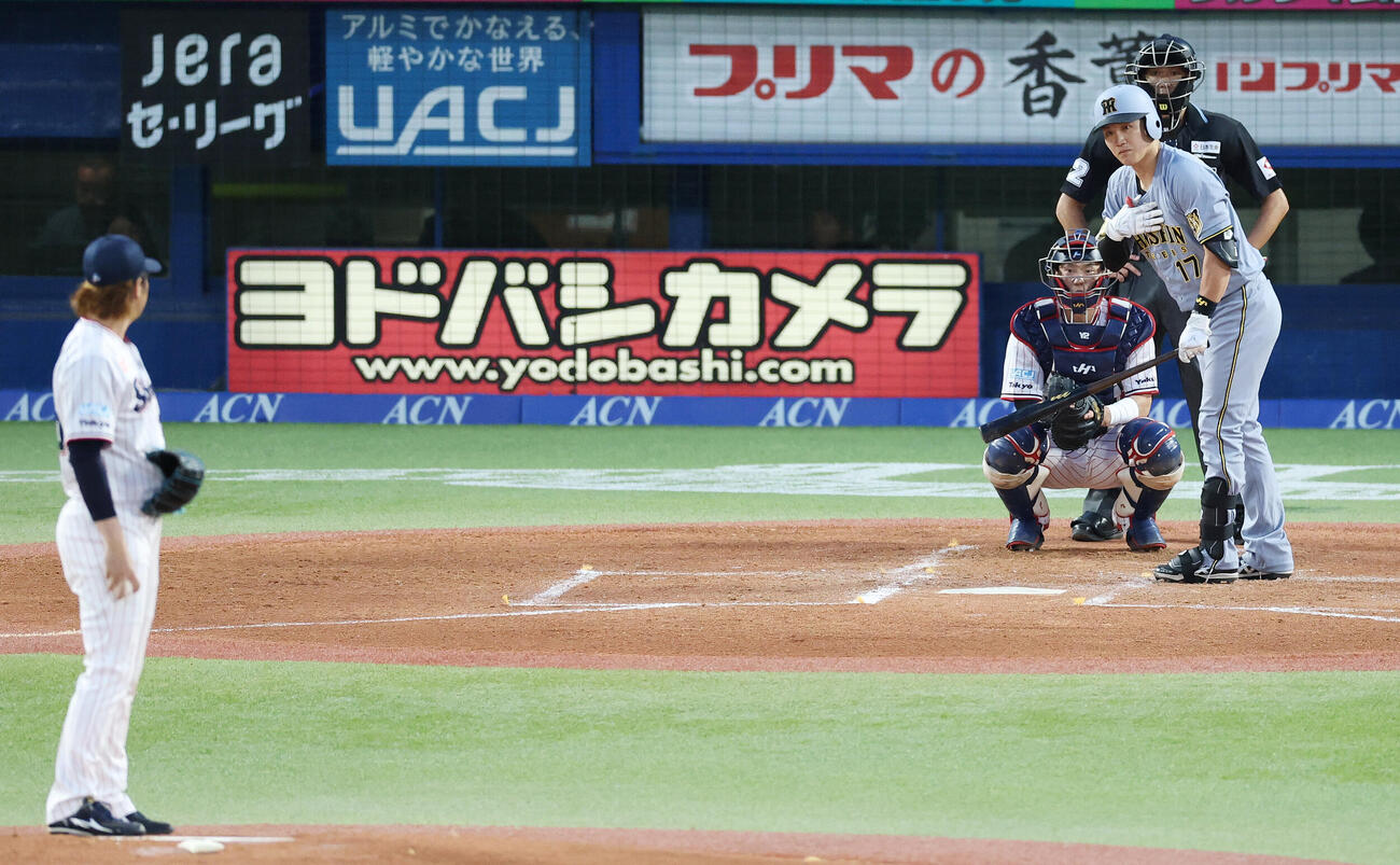 ヤクルト対阪神　2回表阪神1死、バースデーソングが送られ待ってくれた投手小沢怜史に気づかう伏見寅威（撮影・宮地輝）