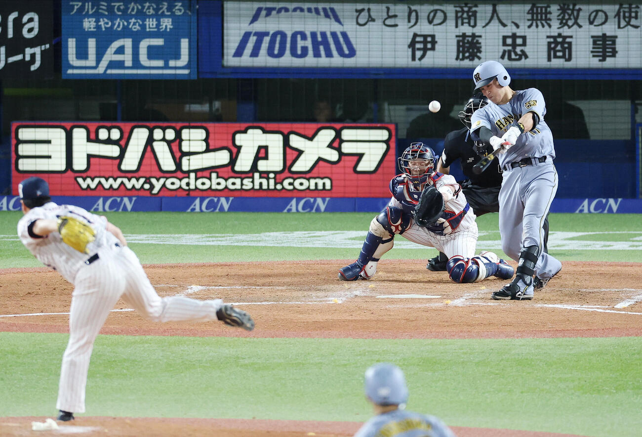 ヤクルト対阪神　9回表阪神無死二塁、適時二塁打を放つ伏見寅威。投手拓也（撮影・宮地輝）