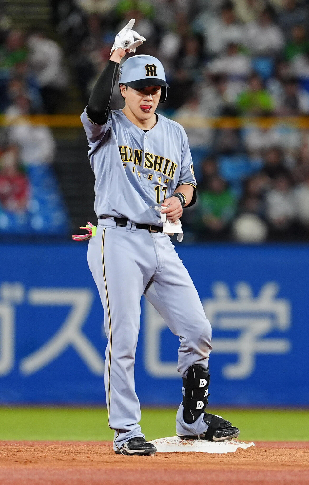 ヤクルト対阪神　9回表阪神無死二塁、左中間へ適時二塁打を放ち喜ぶ伏見寅威（撮影・清水貴仁）