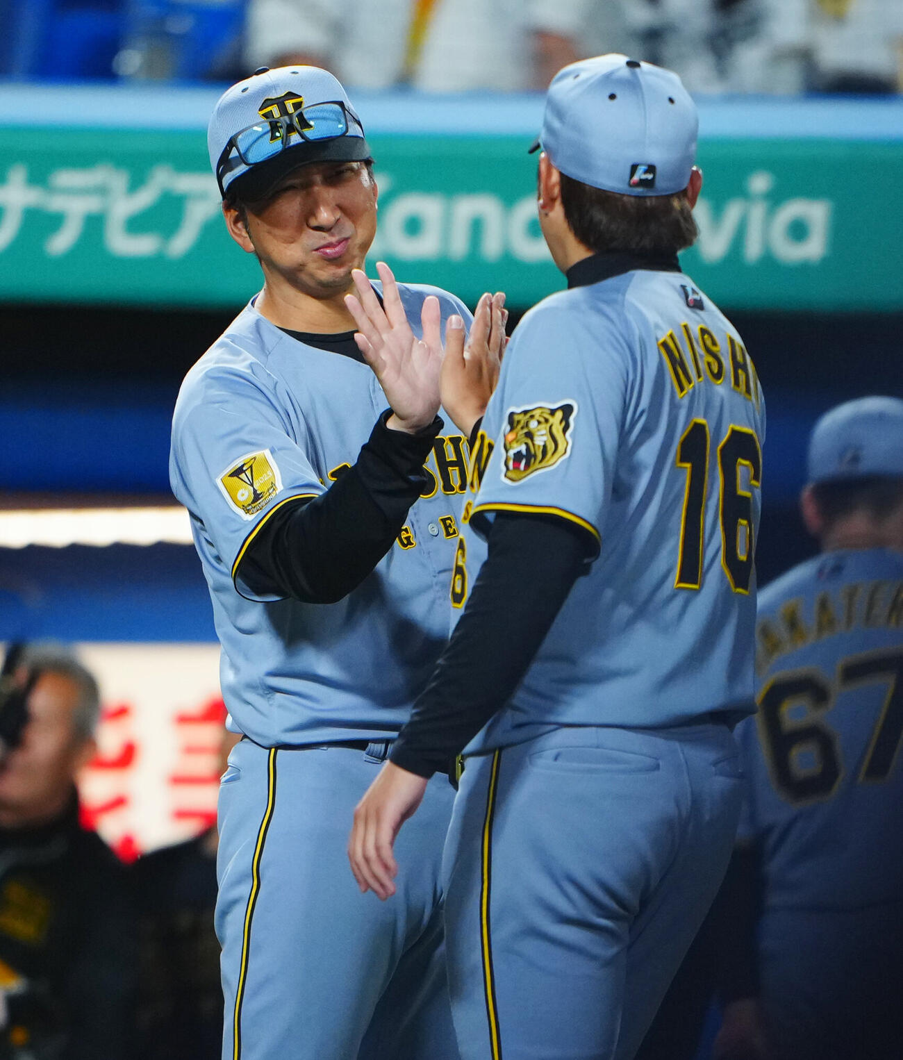 ヤクルト対阪神　ヤクルトに勝利しタッチを交わす阪神藤川球児監督（左）と西勇輝（撮影・垰建太）