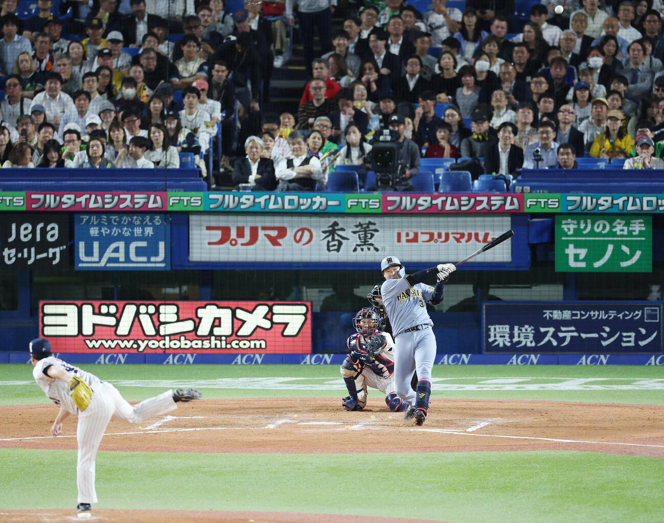 ヤクルト対阪神　8回表阪神2死、ソロ本塁打を放つ大山悠輔。投手拓也（撮影・宮地輝）