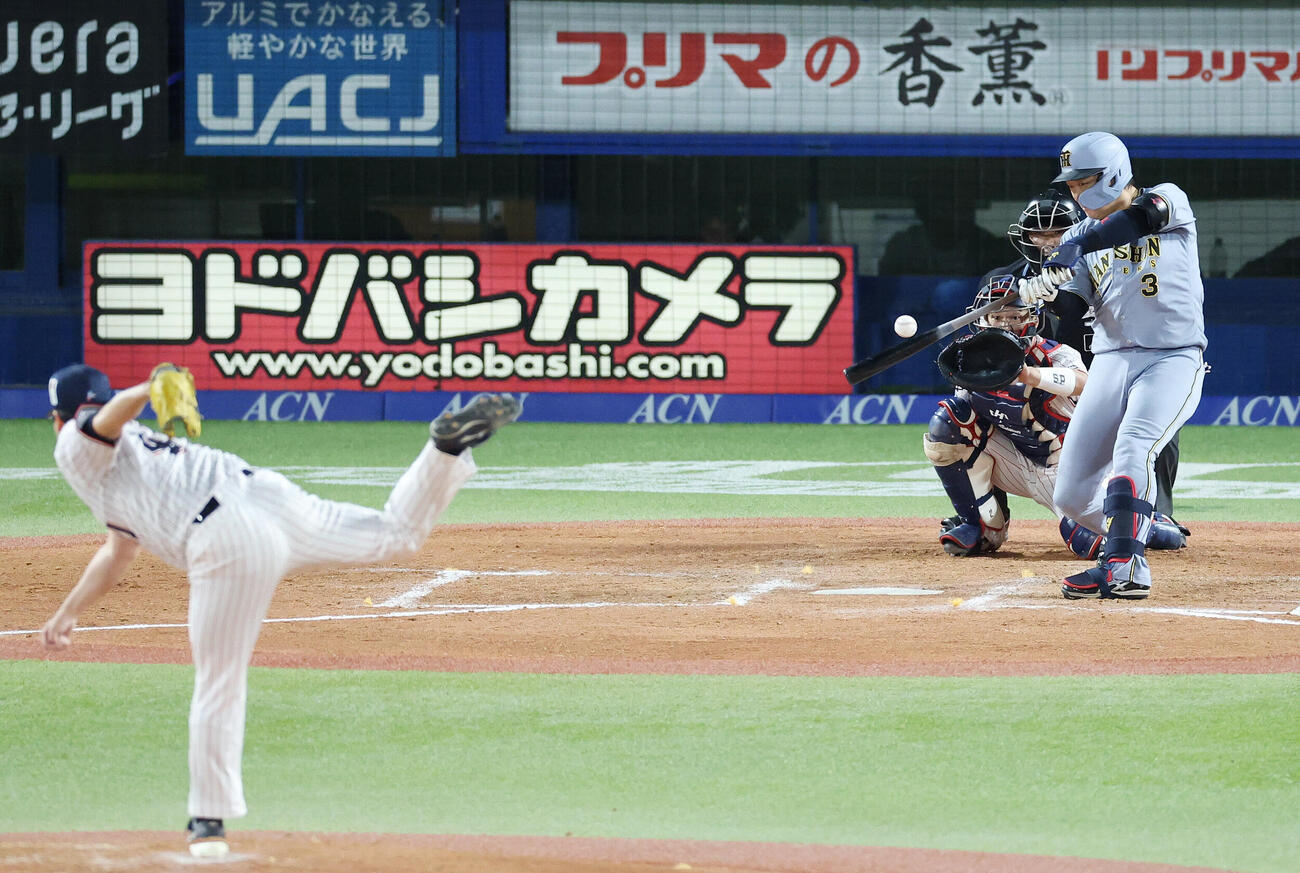ヤクルト対阪神　8回表阪神2死、ソロ本塁打を放つ大山悠輔。投手拓也（撮影・宮地輝）