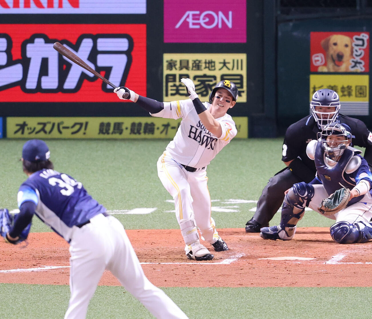 ソフトバンク対西武　8回裏ソフトバンク1死一塁、栗原陵矢は空振りの三振に終わる　（撮影・梅根麻紀）