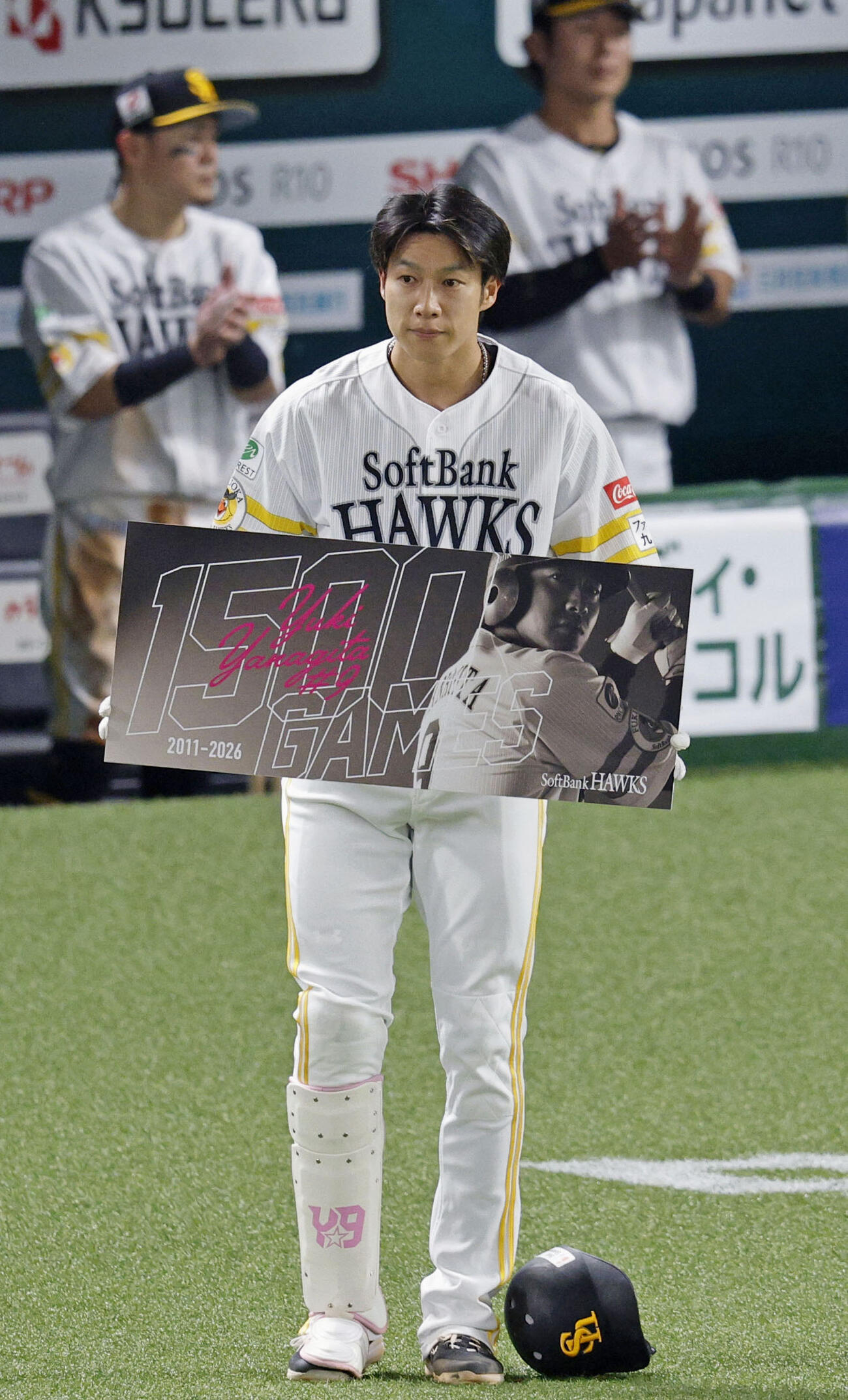 通算1500試合出場を達成し、記念のボードを手にするソフトバンク・柳田＝みずほペイペイドーム（共同）