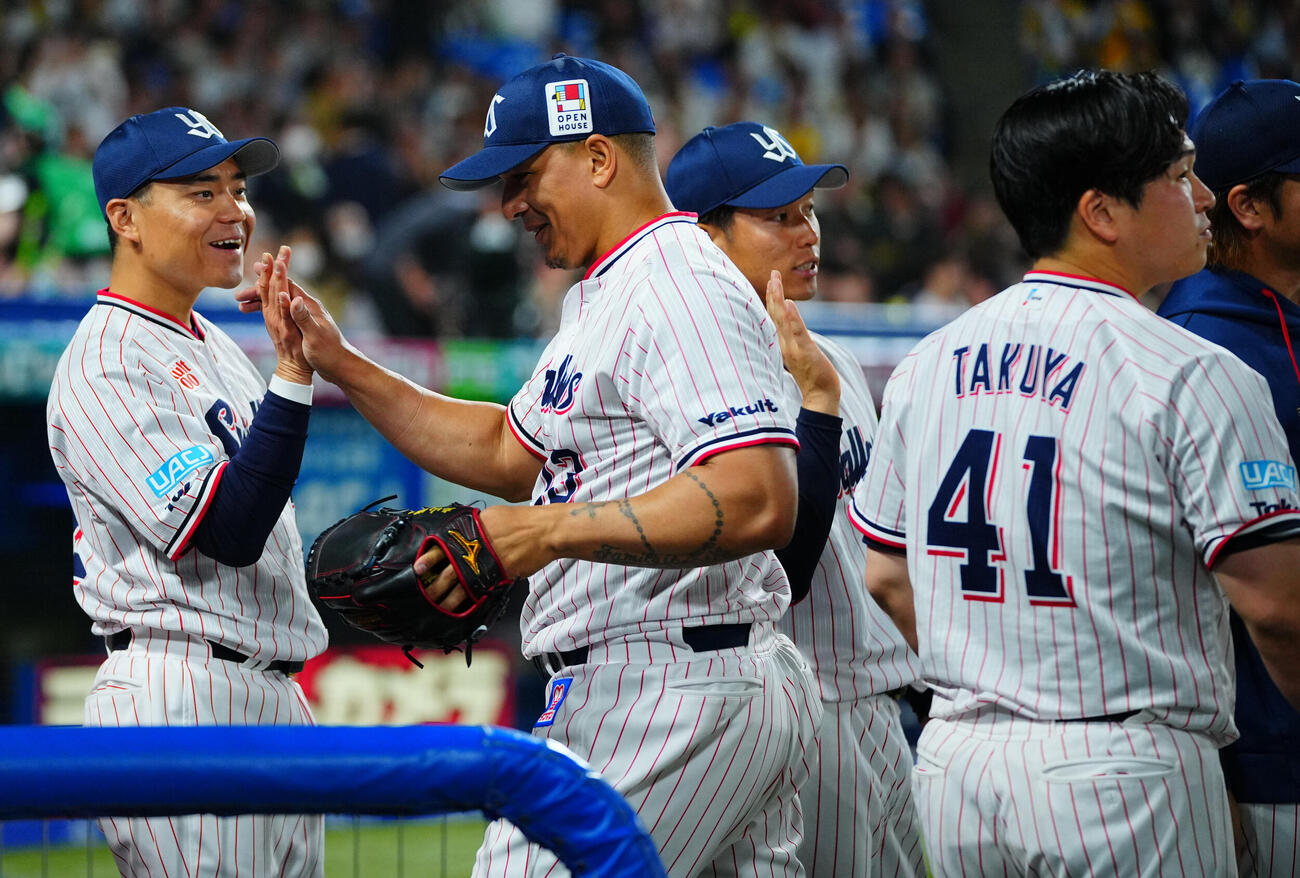 ヤクルト対阪神　9回表阪神1死から後続を抑えたヤクルトのホセ・オスナ（左から2人目）はナインの出迎えを受ける（撮影・垰建太）