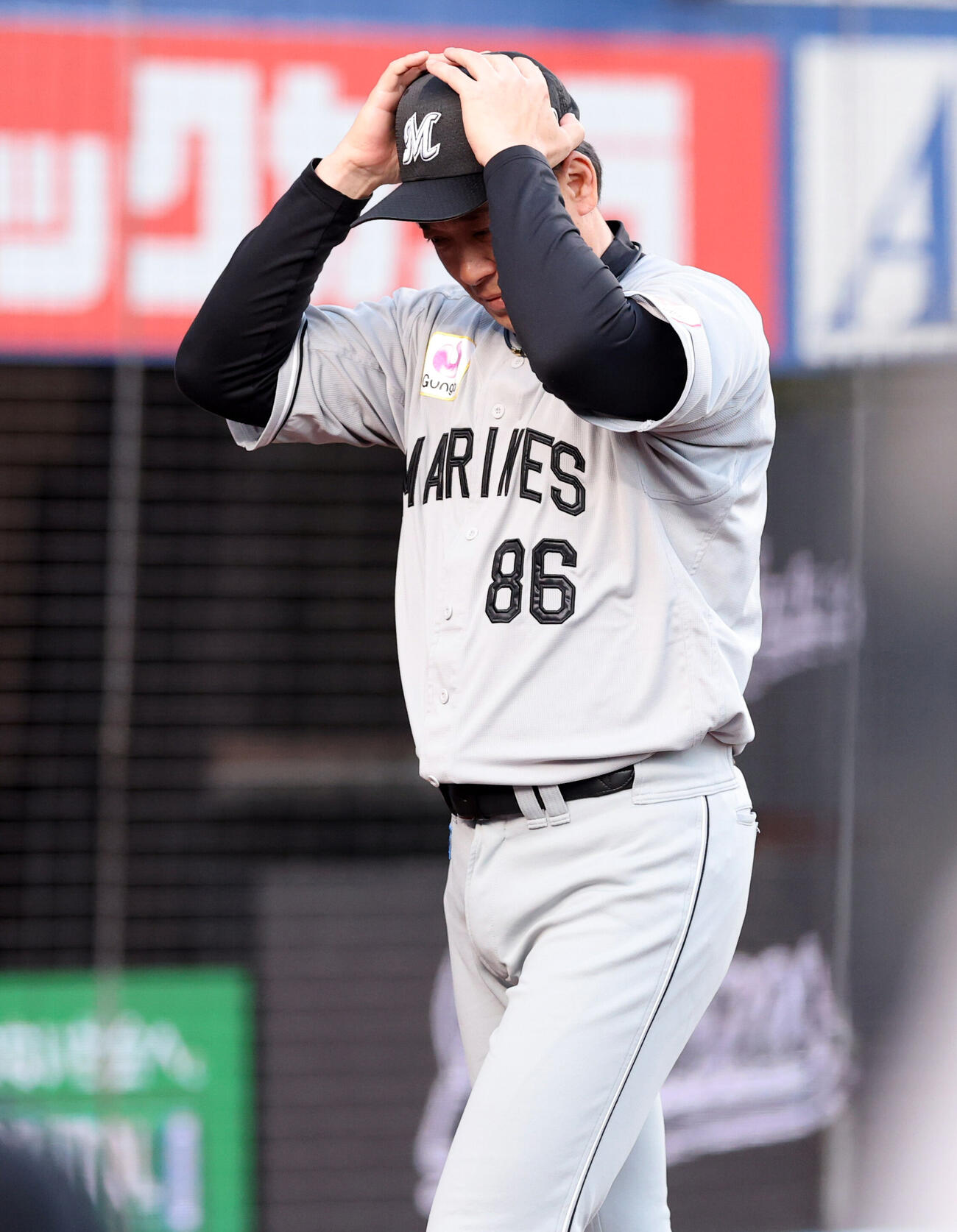 ロッテ対日本ハム　ベンチに引き揚げるロッテサブロー監督　（撮影・浅見桂子）