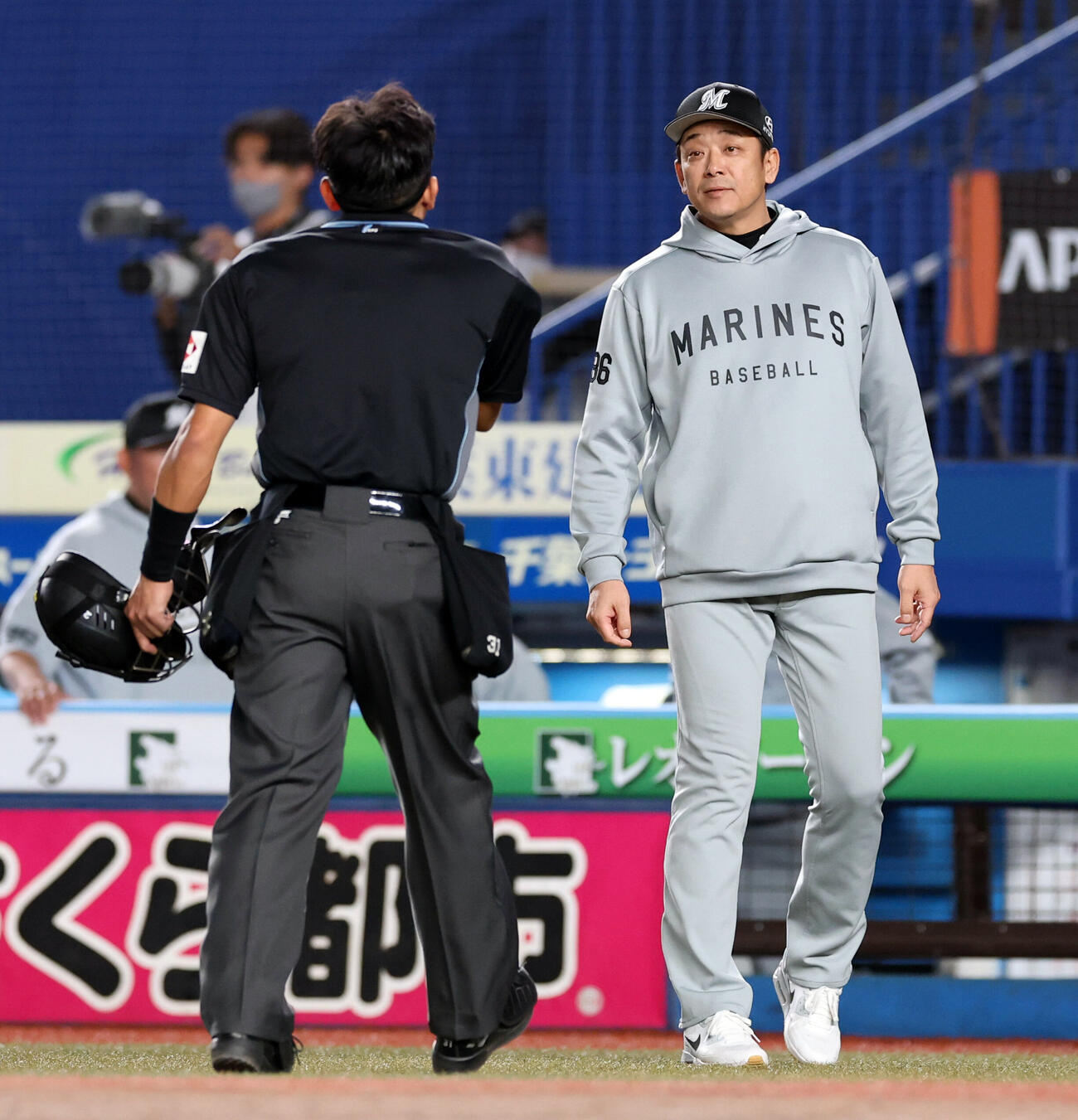 ロッテ対日本ハム　8回表日本ハムの攻撃途中、投手交代を告げるロッテサブロー監督　（撮影・浅見桂子）