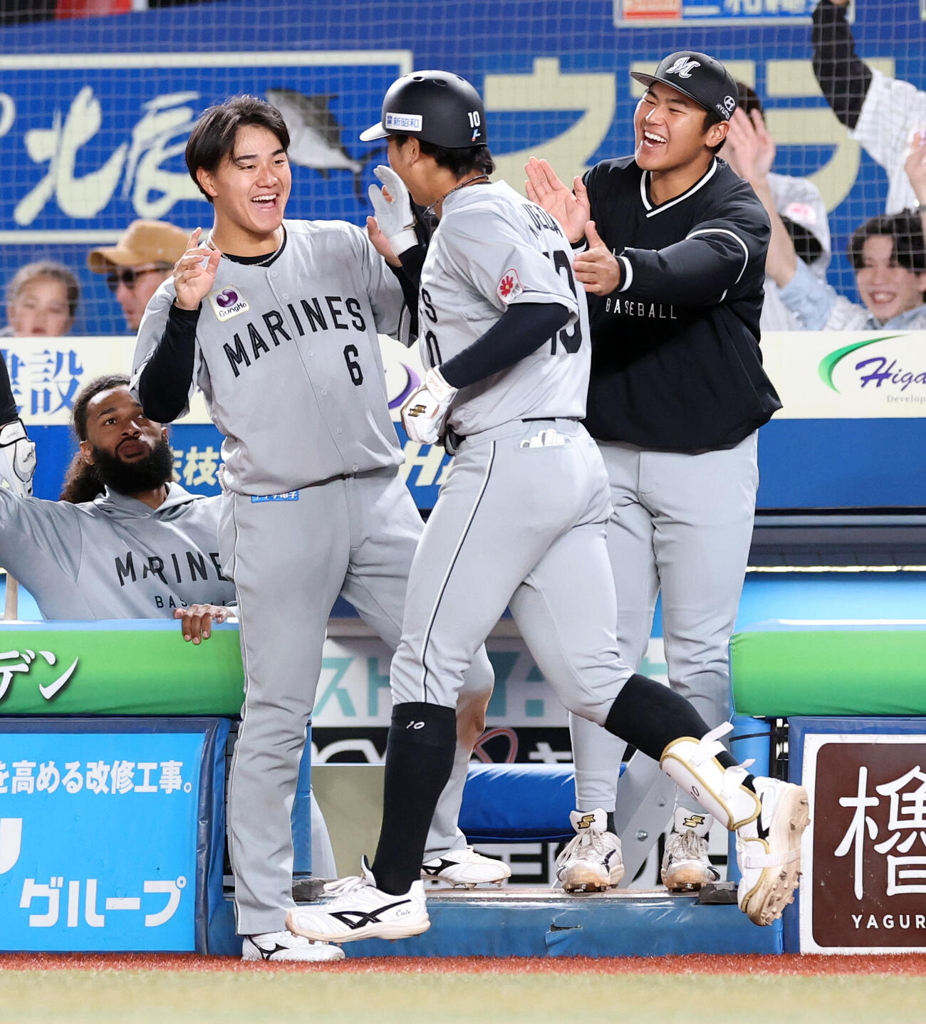 ロッテ対日本ハム　7回裏ロッテ無死、上田希由翔（手前）がソロ本塁打を放ち、笑顔で迎える西川史礁ら　（撮影・浅見桂子）