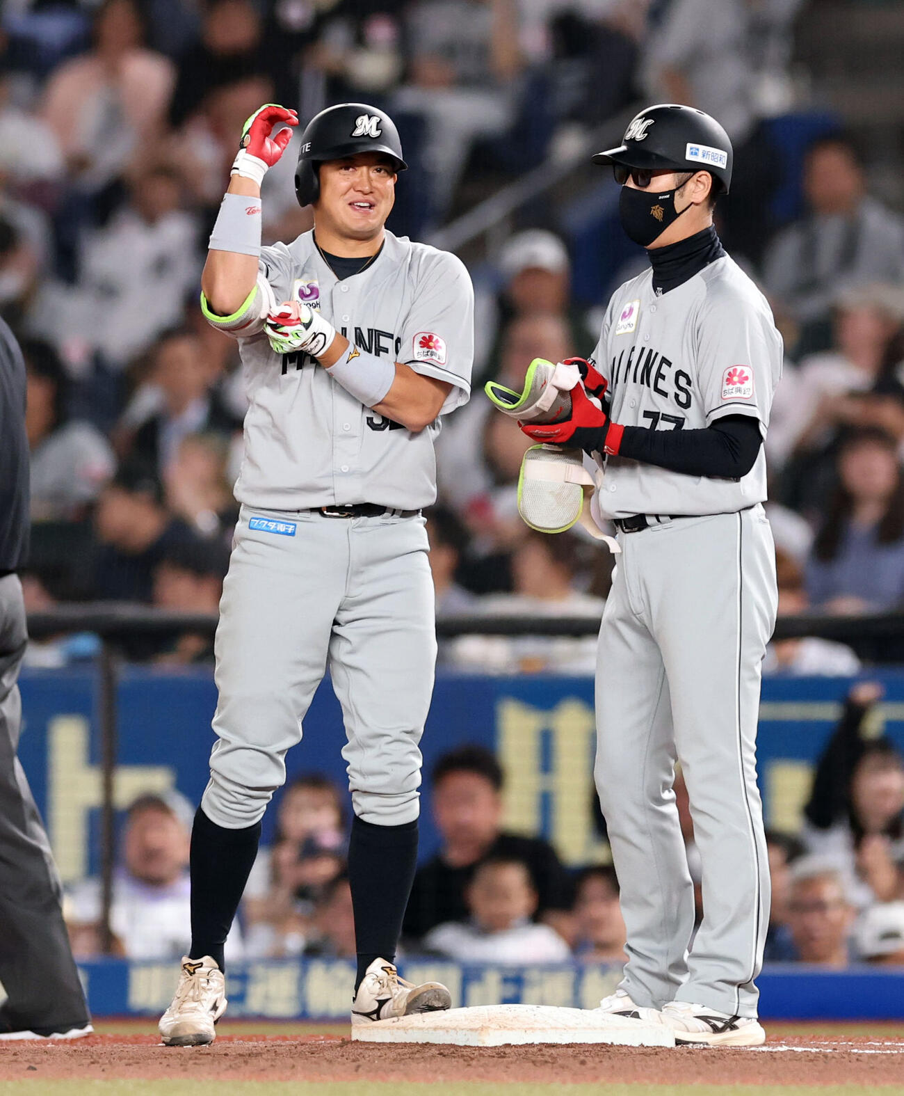 ロッテ対日本ハム　6回裏ロッテ2死一、三塁、佐藤都志也は適時打を放ち笑顔　（撮影・浅見桂子）