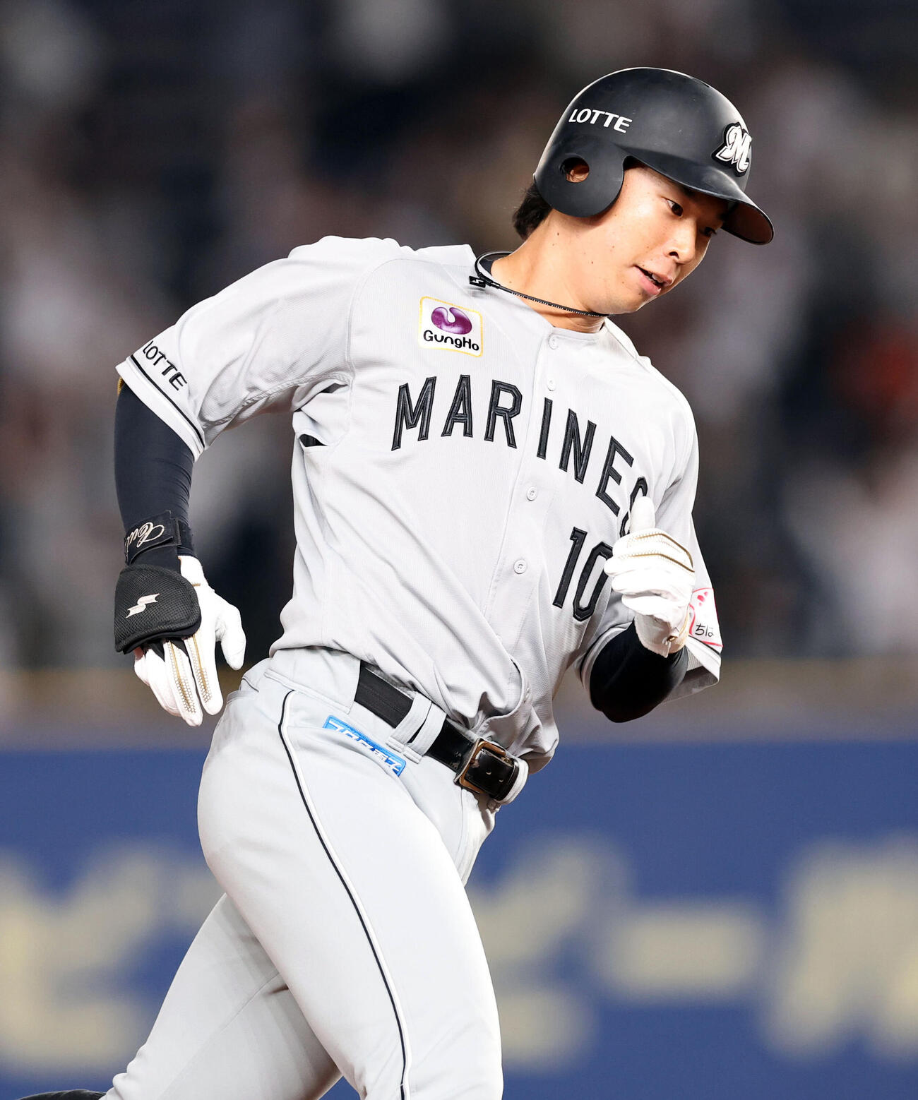 ロッテ対日本ハム　7回裏ロッテ無死、上田希由翔はソロ本塁打を放ち三塁を回る　（撮影・浅見桂子）