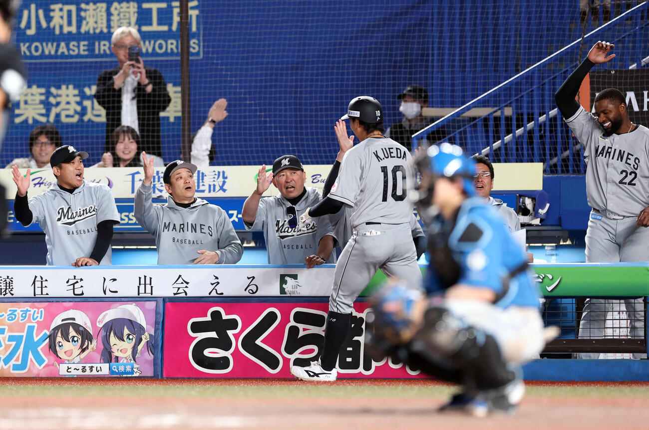 ロッテ対日本ハム　7回裏ロッテ無死、上田希由翔（手前）がソロ本塁打を放ち、ハイタッチで迎えるサブロー監督（中央）ら　（撮影・浅見桂子）