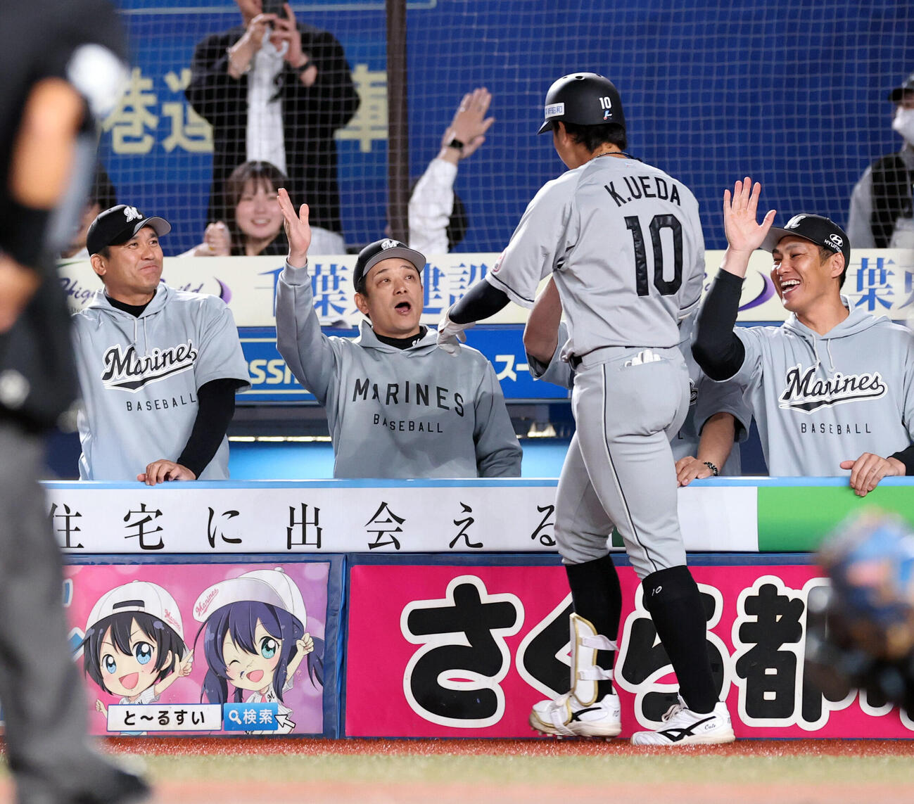 ロッテ対日本ハム　7回裏ロッテ無死、上田希由翔（手前）がソロ本塁打を放ち、ハイタッチで迎えるサブロー監督（中央）ら　（撮影・浅見桂子）