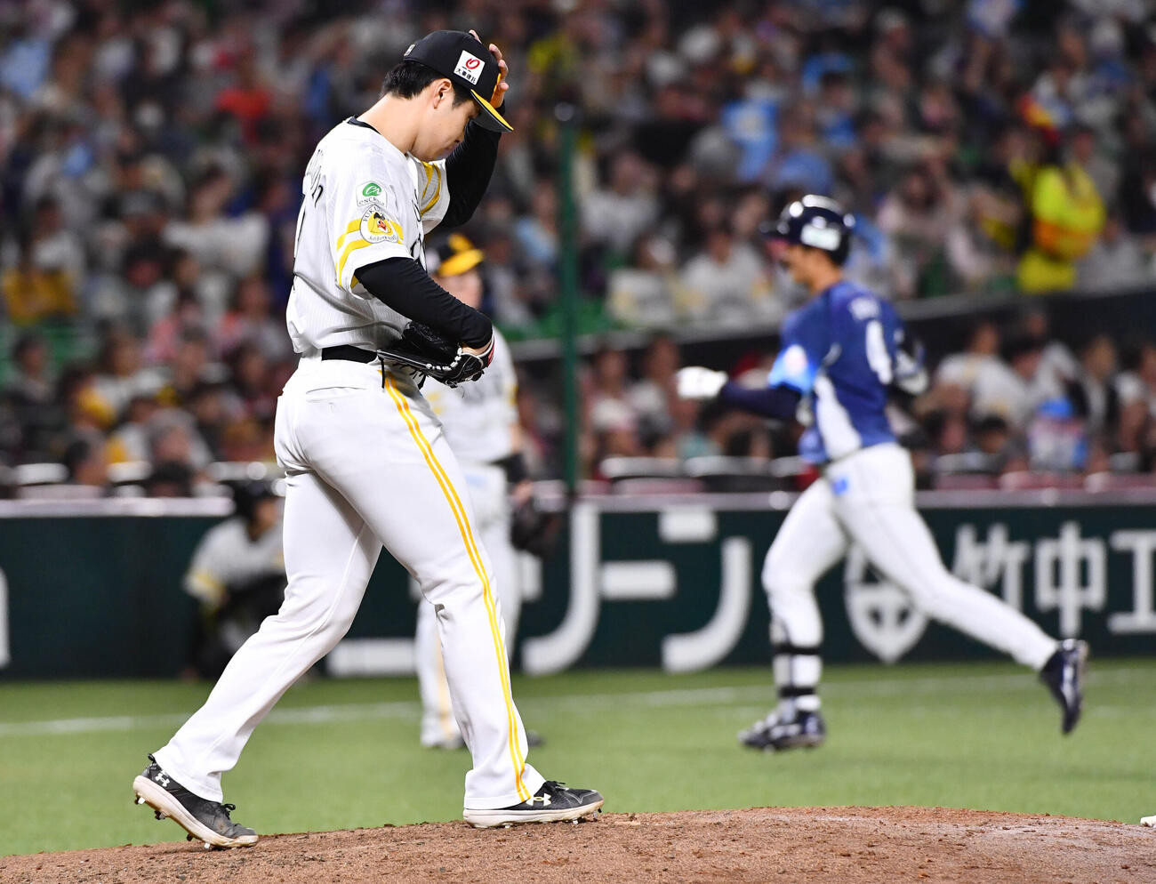 ソフトバンク対西武　5回表西武無死一塁、石井一成（右）に先制の右越え2点本塁打を打たれた松本晴（撮影・岩下翔太）