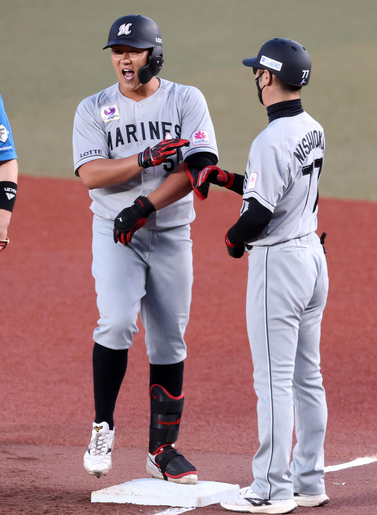 ロッテ対日本ハム　2回裏ロッテ2死、左前打を放ち笑顔の山口航輝（撮影・浅見桂子）