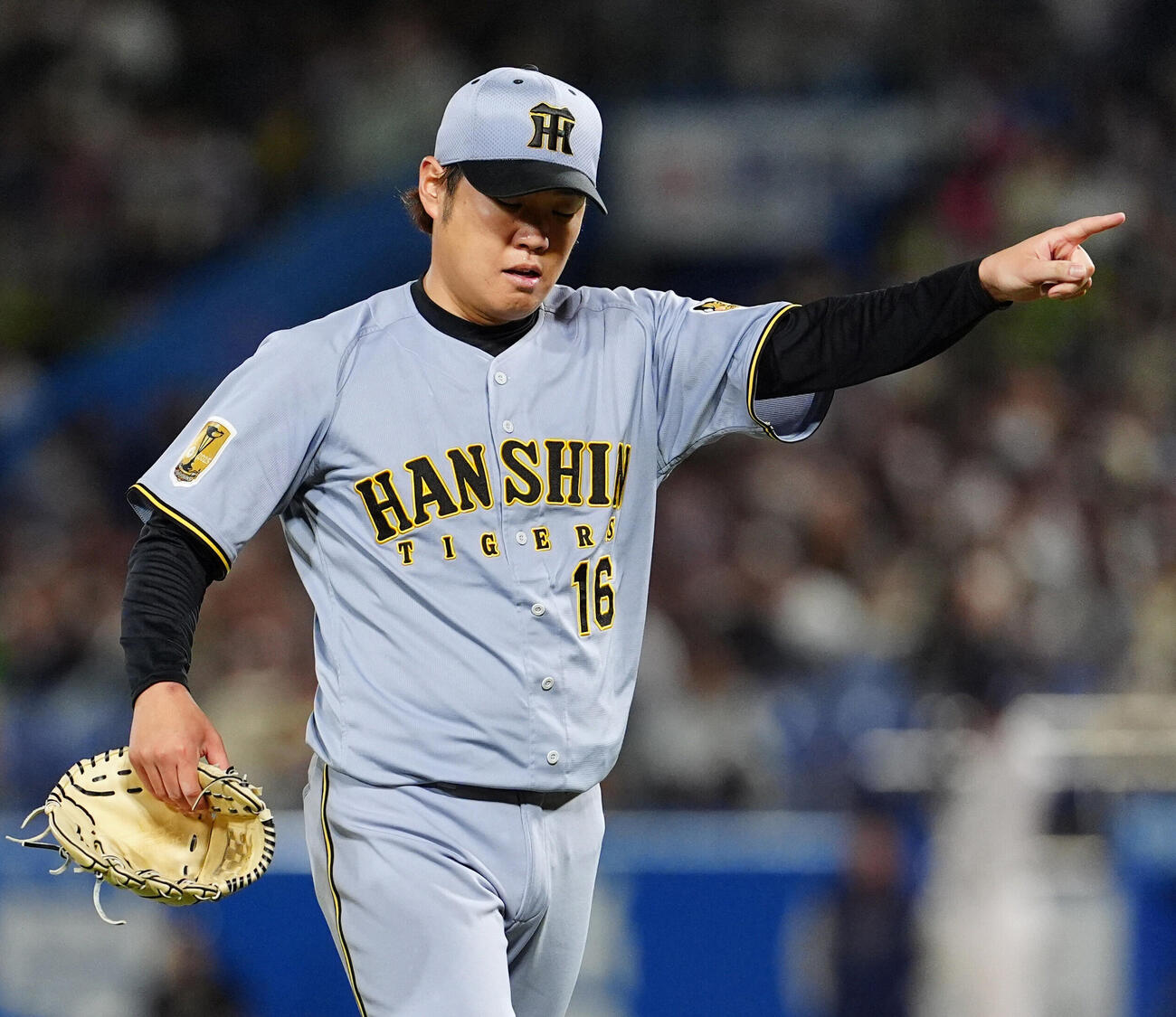 ヤクルト対阪神　6回裏ヤクルト2死一塁、内山壮真を見逃し三振に打ち取り指さす西勇輝（撮影・清水貴仁）