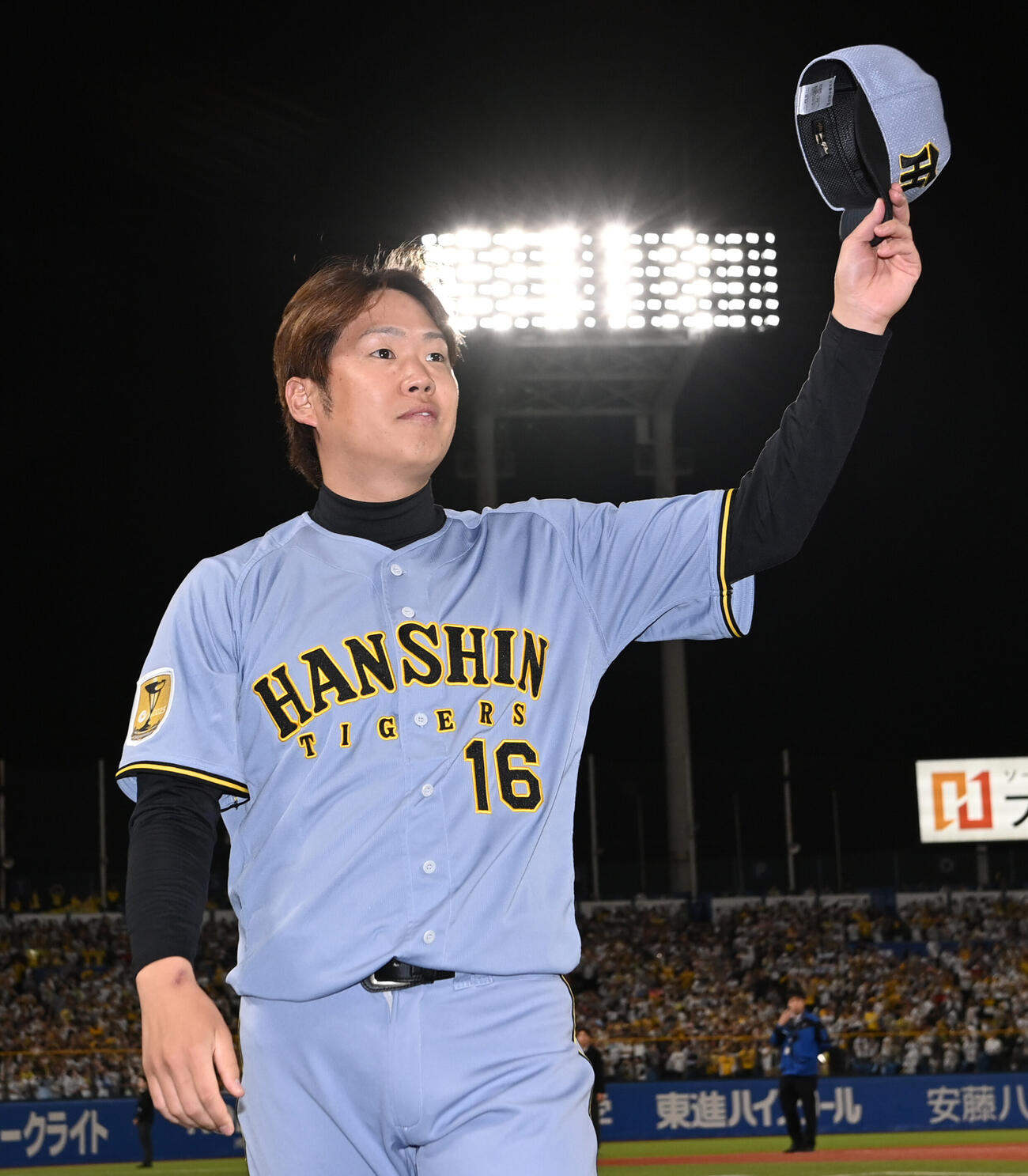 ヤクルト対阪神　勝利投手となりファンにあいさつする阪神西勇輝（撮影・清水貴仁）