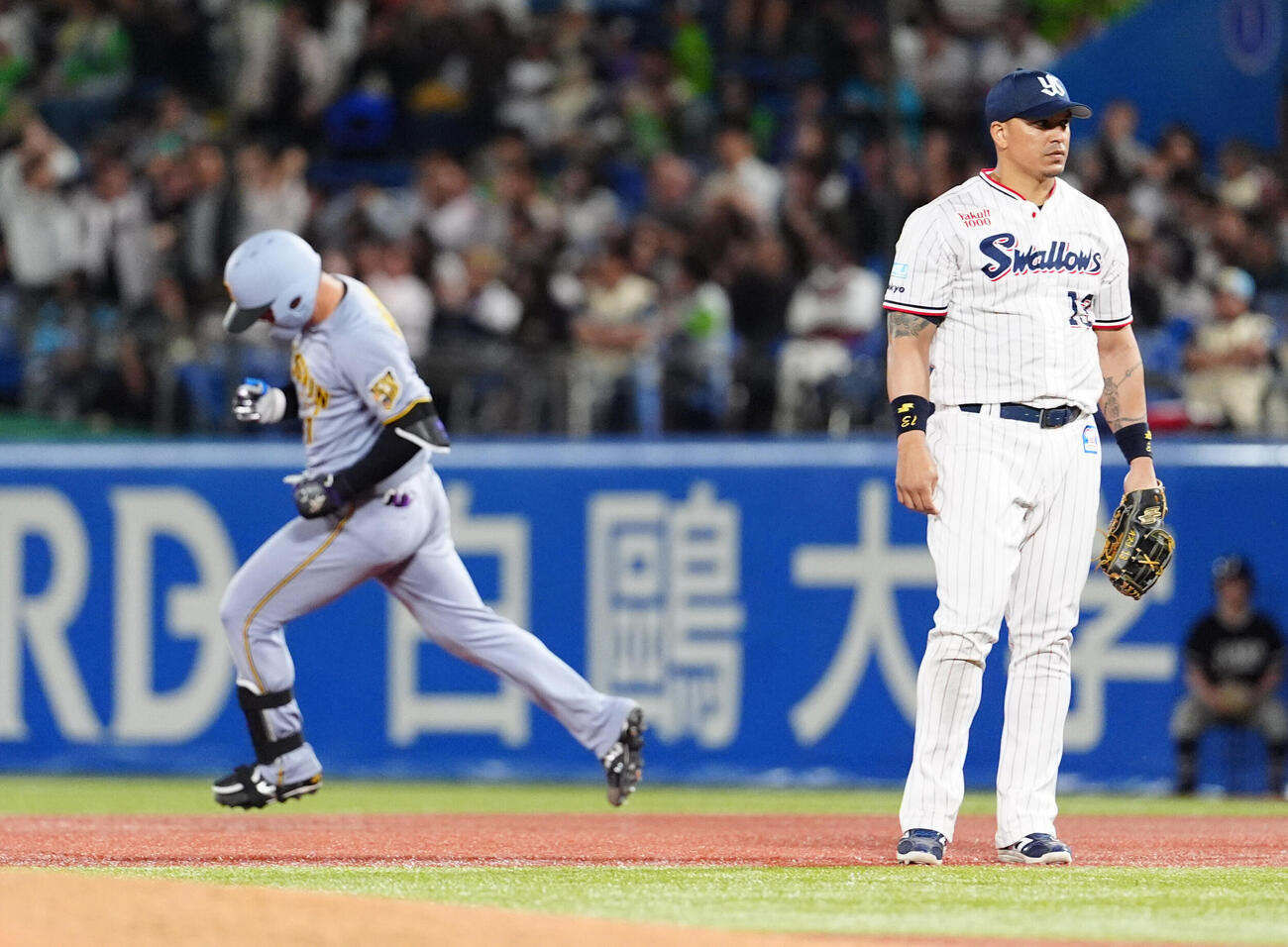ヤクルト対阪神　9回表阪神1死満塁、中越え満塁本塁打を放ちガッツポーズをみせる森下翔太、右はヤクルトホセ・オスナ（撮影・清水貴仁）