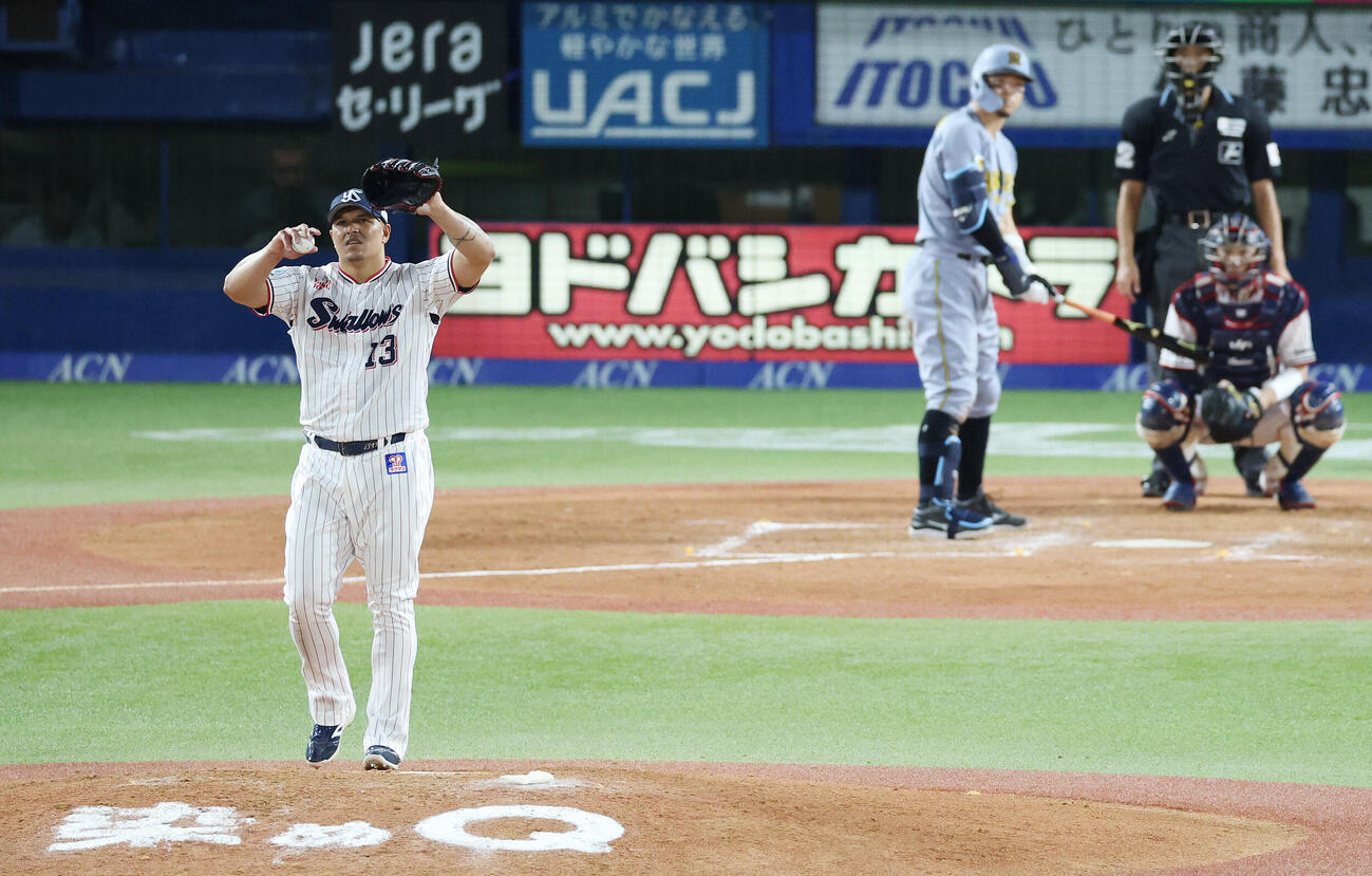 ヤクルト対阪神　9回表阪神1死、マウンドに立つ投手ホセ・オスナ。打者佐藤輝明（撮影・宮地輝）