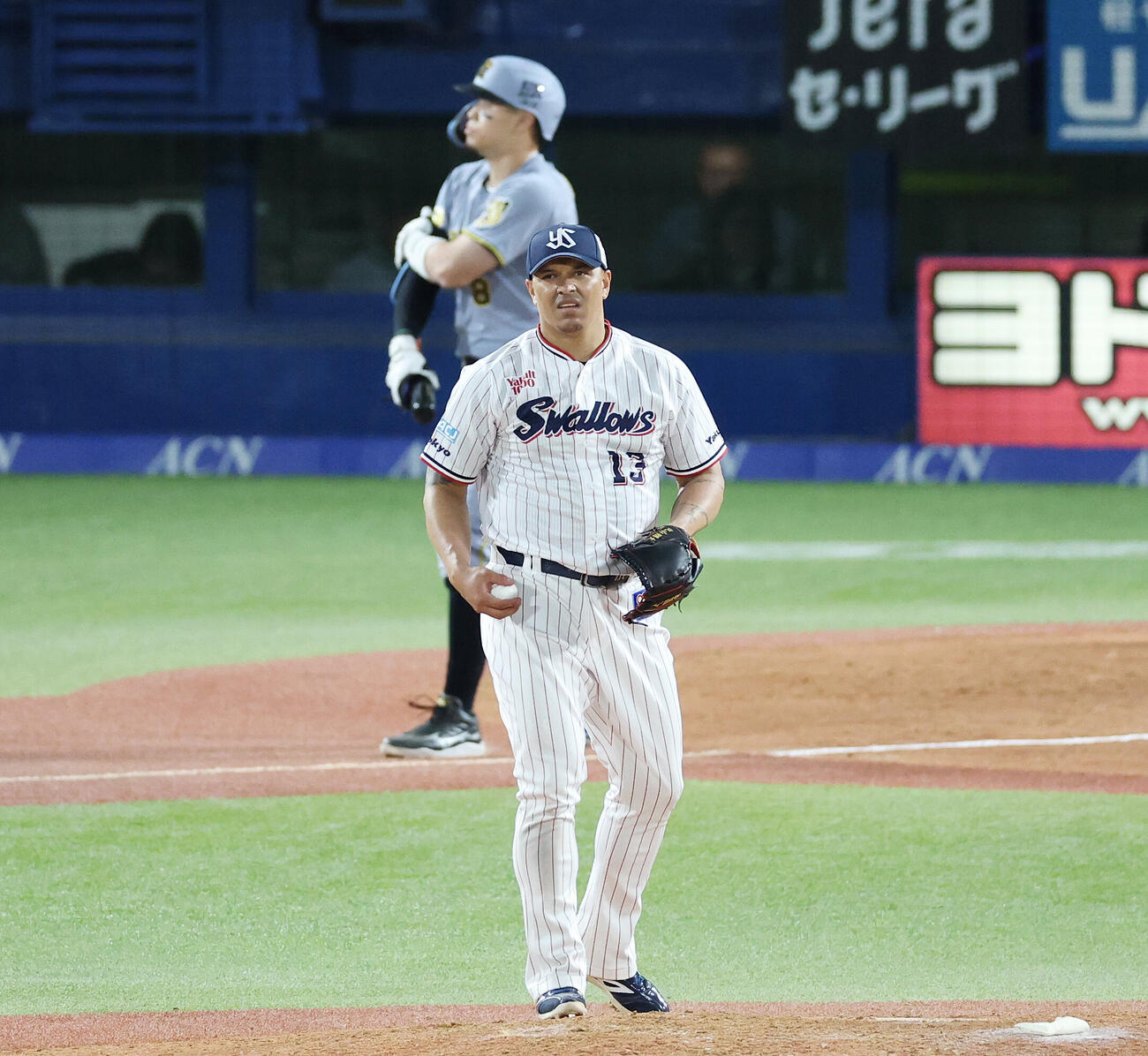 ヤクルト対阪神　9回表阪神1死、佐藤輝明に四球を与える投手ホセ・オスナ（撮影・宮地輝）