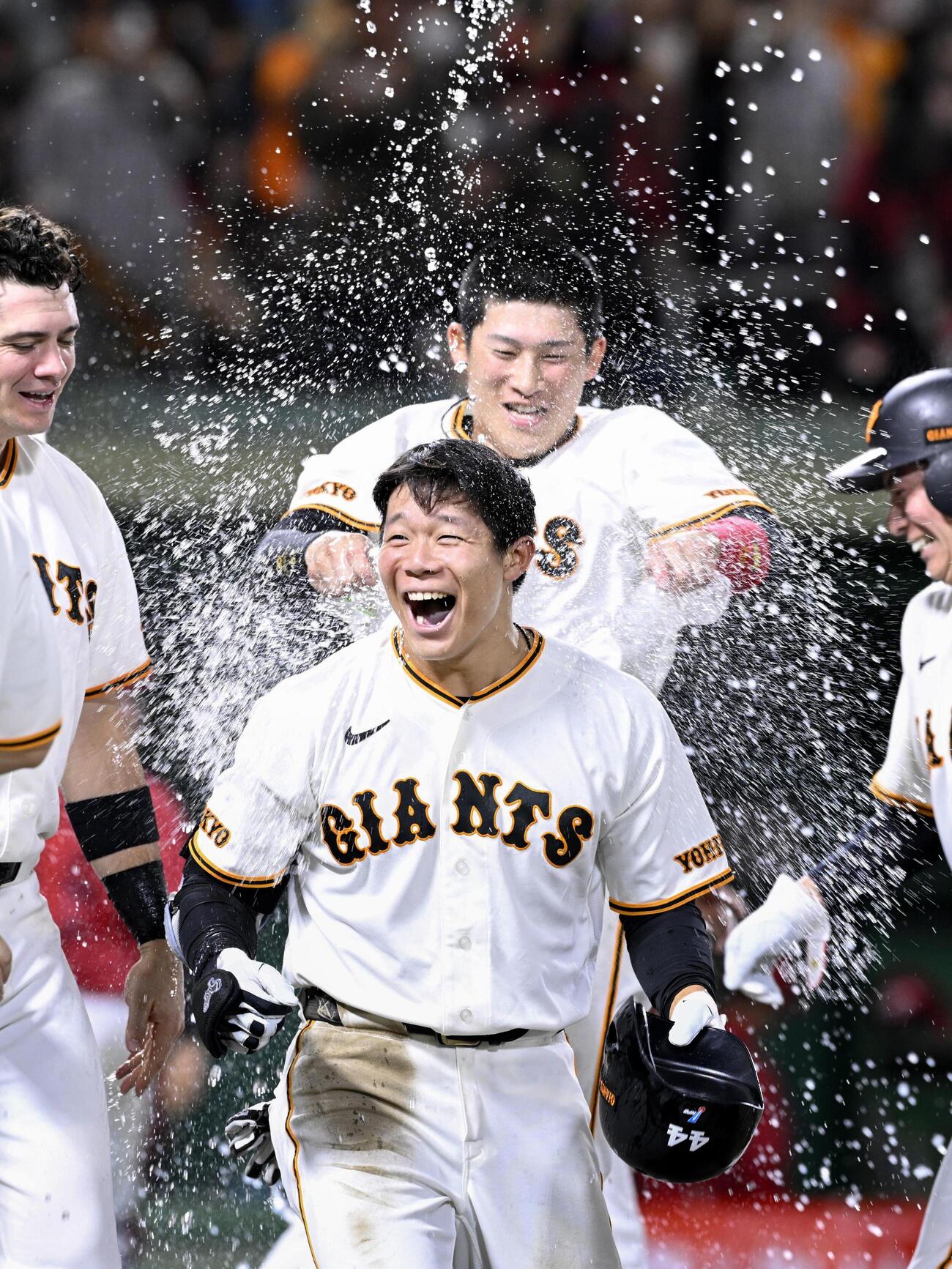 9回、サヨナラ2ランを放ち祝福される巨人・佐々木＝ぎふしん長良川