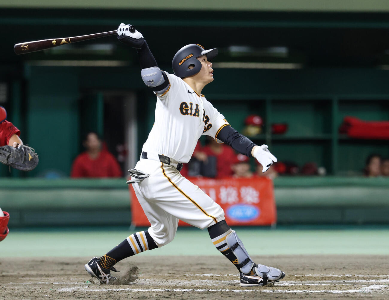 巨人対広島　9回裏巨人無死一塁、サヨナラ2点本塁打を放つ佐々木俊輔（撮影・増田悦実）