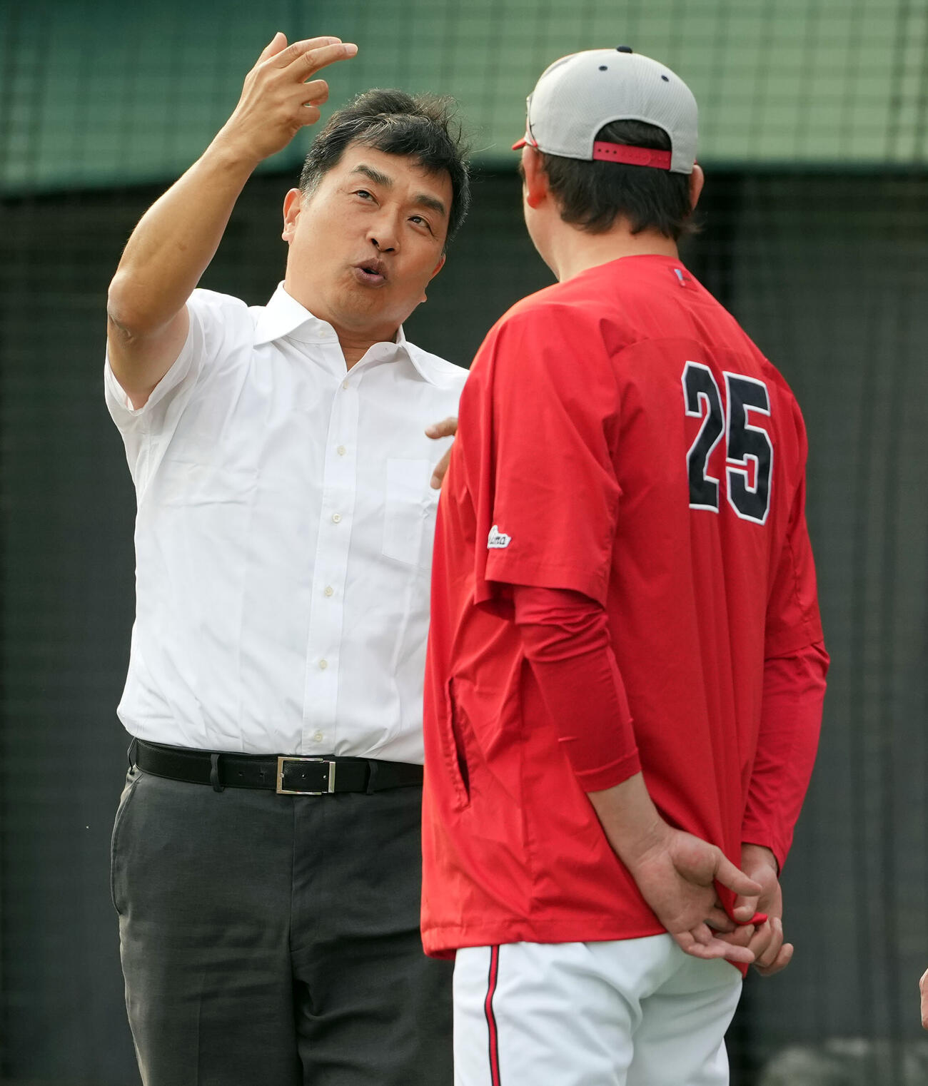 巨人対広島　　ゲーム解説で訪れ広島新井貴浩監督と談笑する山本昌氏（撮影・たえ見朱実）