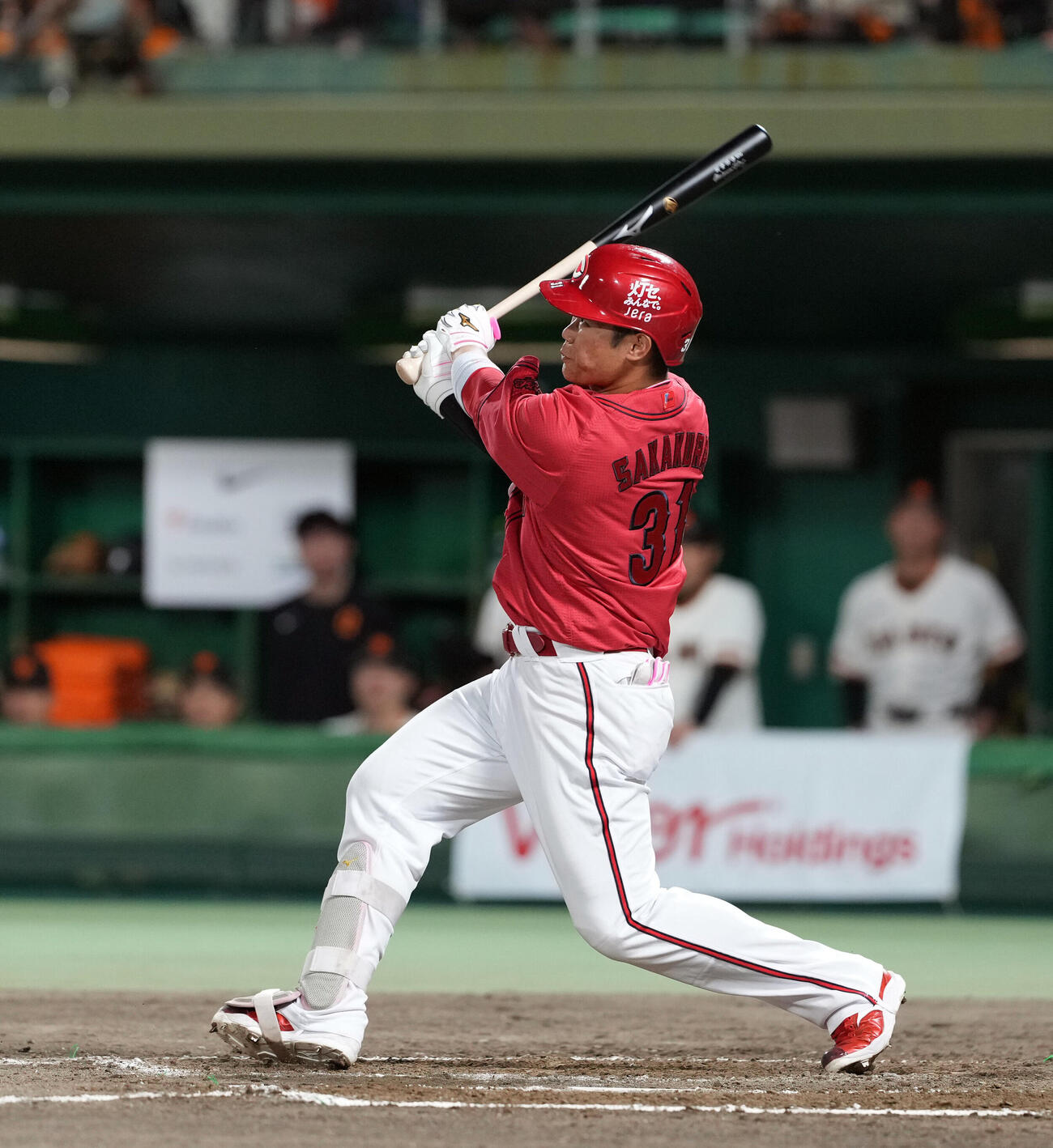 巨人対広島　5回表広島2死、右越えに勝ち越しの本塁打を放つ坂倉将吾（撮影・たえ見朱実）