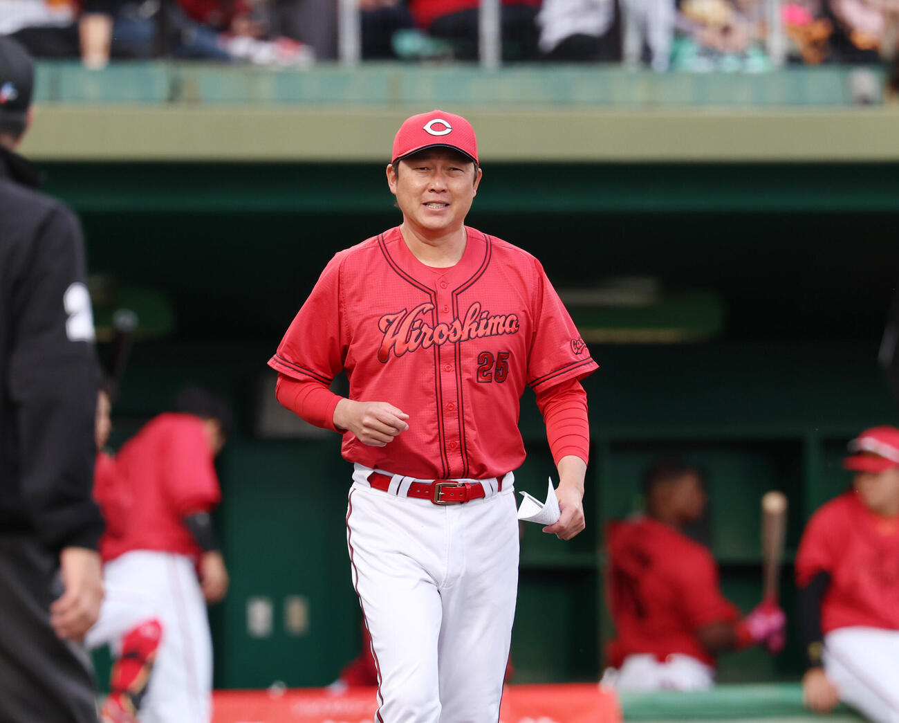 巨人対広島　メンバー表交換に向かう広島新井貴浩監督（撮影・増田悦実）