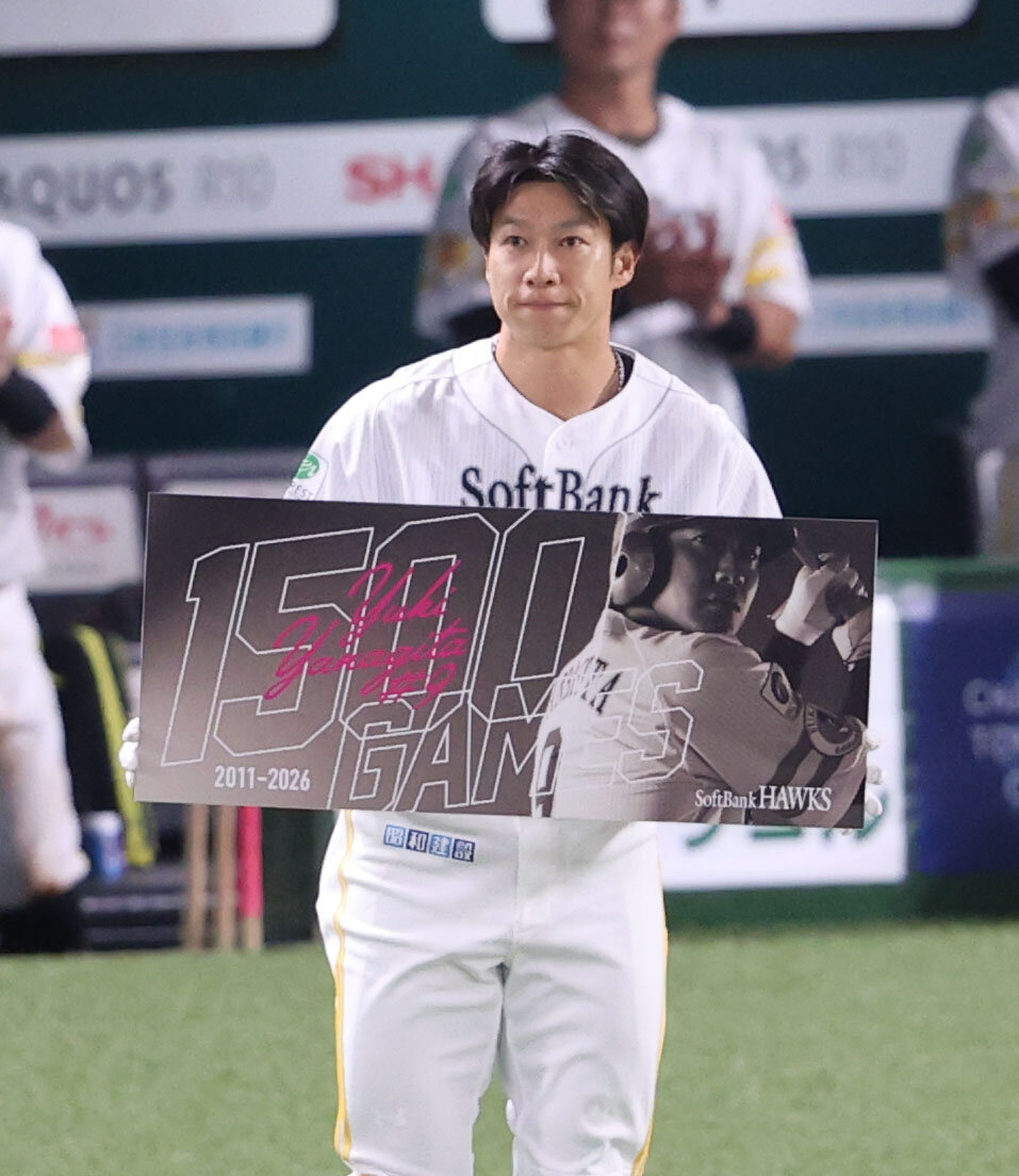 ソフトバンク対西武　通算1500試合出場となった柳田悠岐は記念ボードを手にあいさつ　（撮影・梅根麻紀）